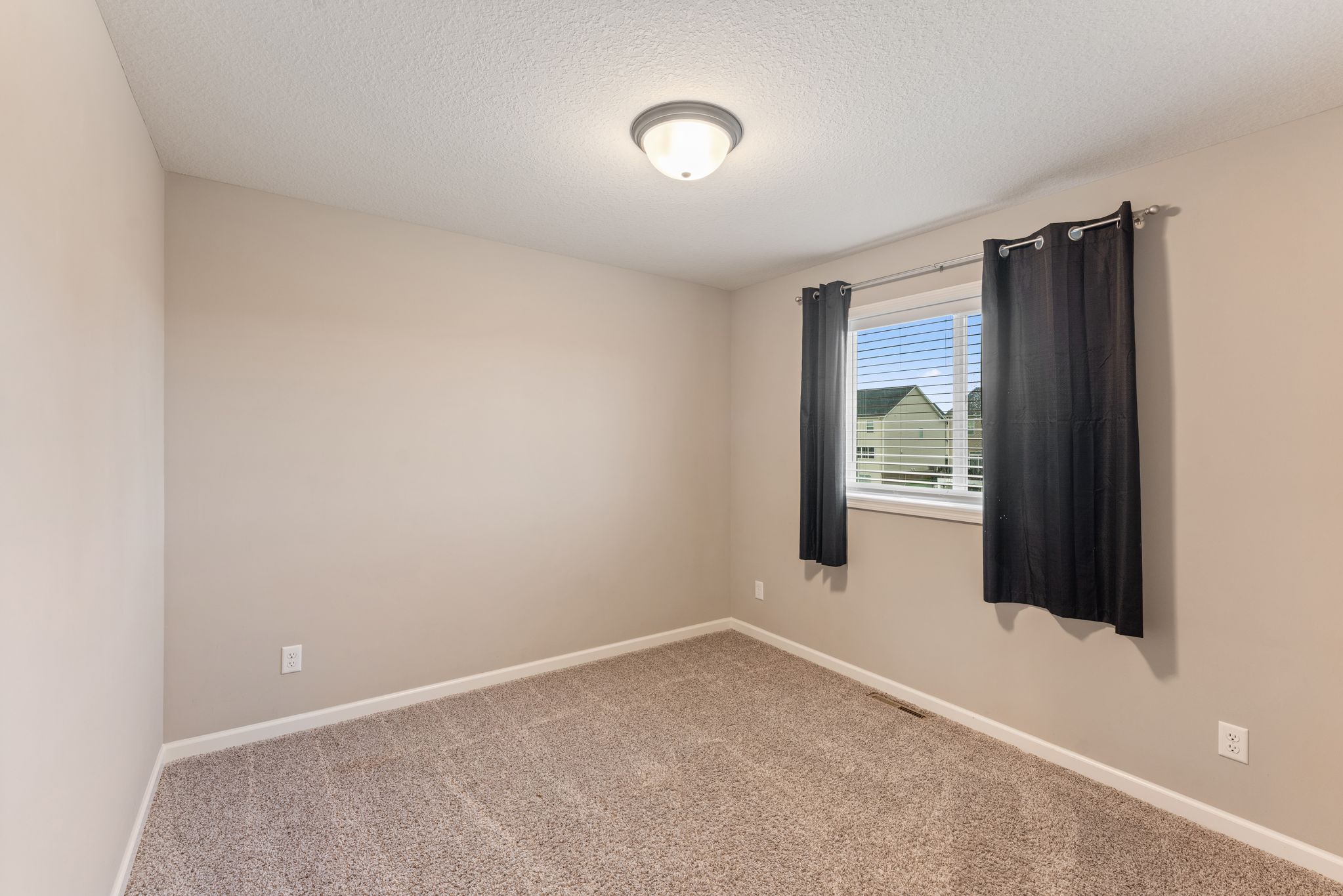  Spacious Walkout Living on a Prime Corner Lot - 物件實景