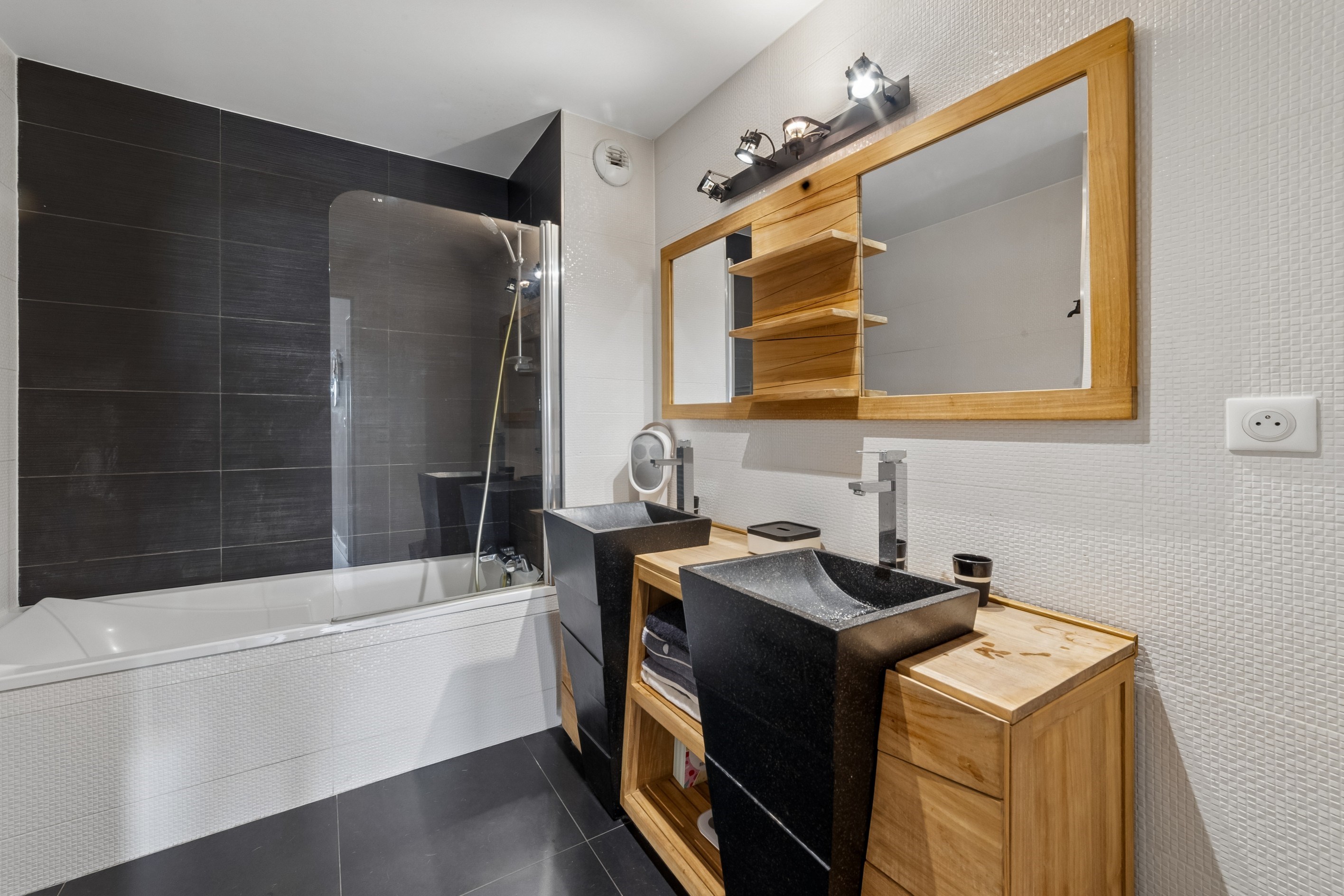  Issy-les-Moulineaux (City Centre) – Top floor 2-bedroom apartment with terrace … - 物件實景