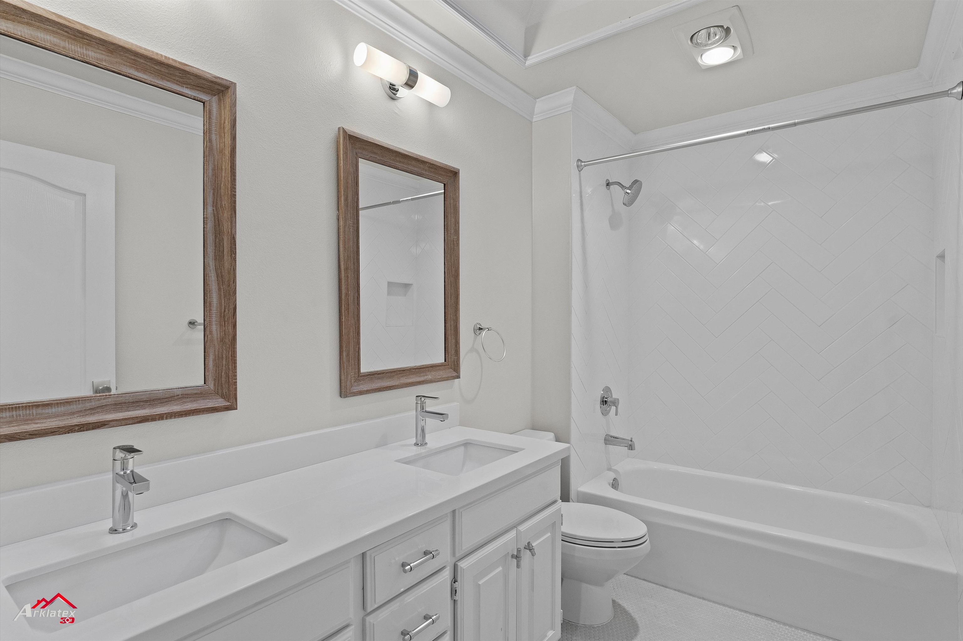 Henderson, Texas, 75703, United States, 5 Bedrooms Bedrooms, ,4 BathroomsBathrooms,Residential,For Sale,1934371