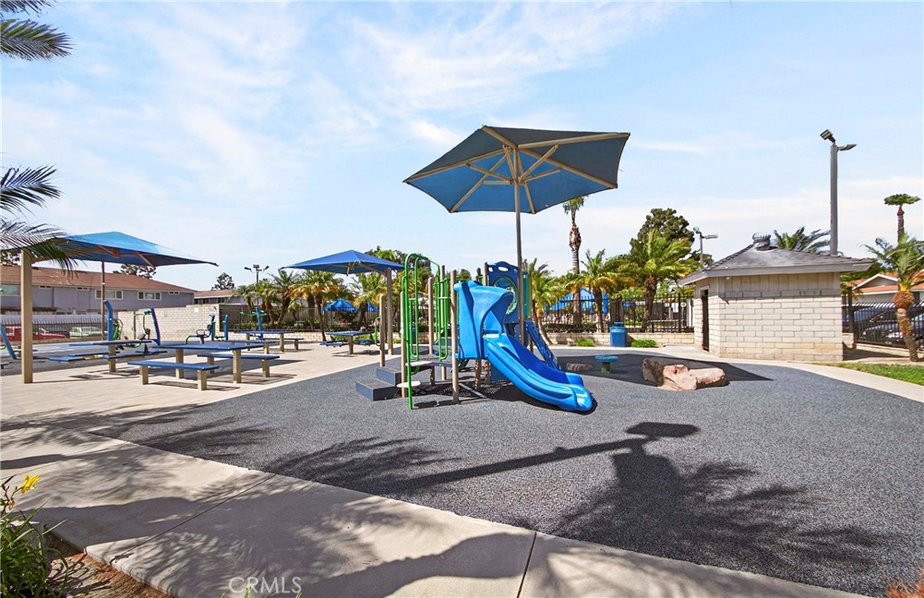 Huntington Beach, California, 92646, United States, 2 Bedrooms Bedrooms, ,2 BathroomsBathrooms,Residential,For Sale,2048347