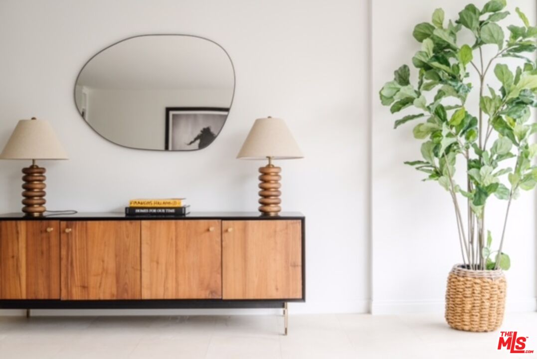 West Hollywood, California, 90069, United States, 1 Bedroom Bedrooms, ,1 BathroomBathrooms,Residential,For Sale,1891837