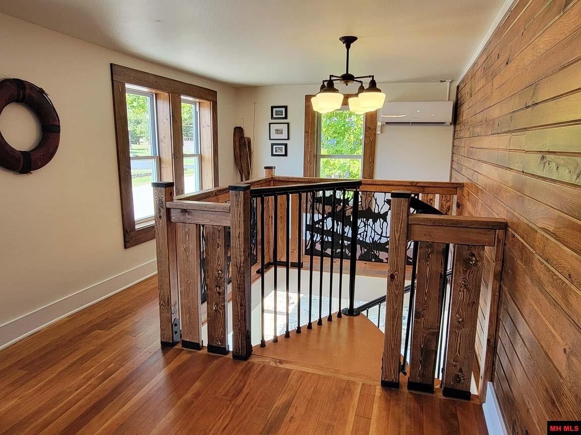 Cotter, Arkansas, 72626, United States, ,2 BathroomsBathrooms,Residential,For Sale,1924105