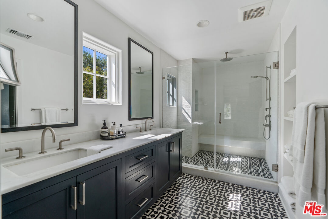Los Angeles, California, 90020, United States, 5 Bedrooms Bedrooms, ,5 BathroomsBathrooms,Residential,For Sale,1939583