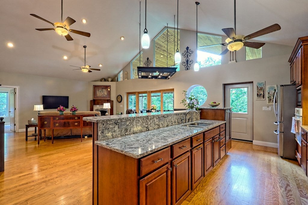 Blairsville, Georgia, 30512, United States, 4 Bedrooms Bedrooms, ,3 BathroomsBathrooms,Residential,For Sale,1827320