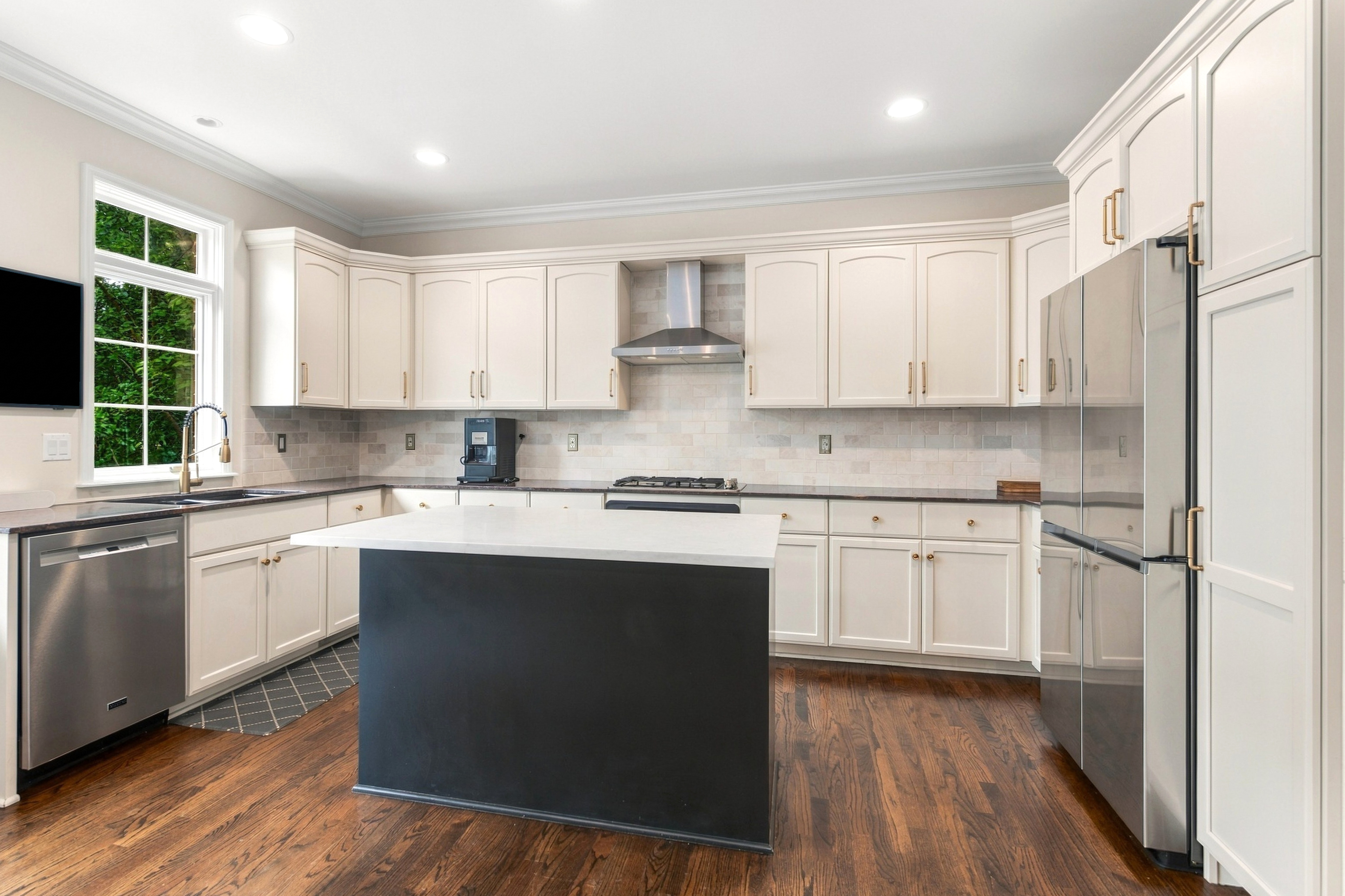  Highly Desirable Naperville Station End Unit - 物件實景