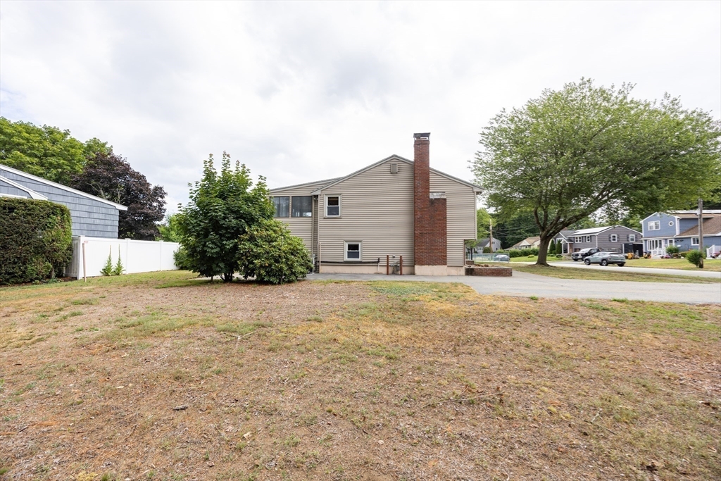 Stoughton, Massachusetts, 02072, United States, 4 Bedrooms Bedrooms, ,2 BathroomsBathrooms,Residential,For Sale,1976018