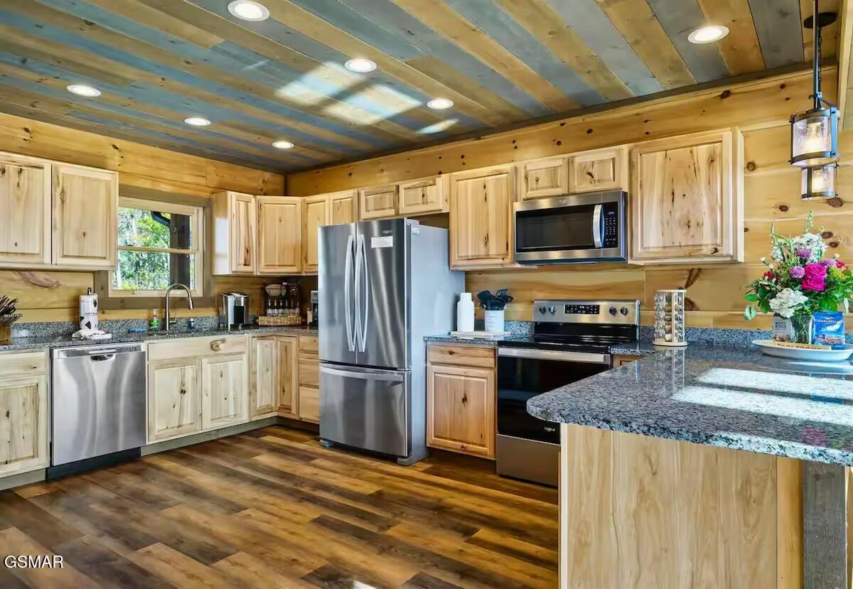 Sevierville, Tennessee, 37876, United States, 3 Bedrooms Bedrooms, ,5 BathroomsBathrooms,Residential,For Sale,1976900