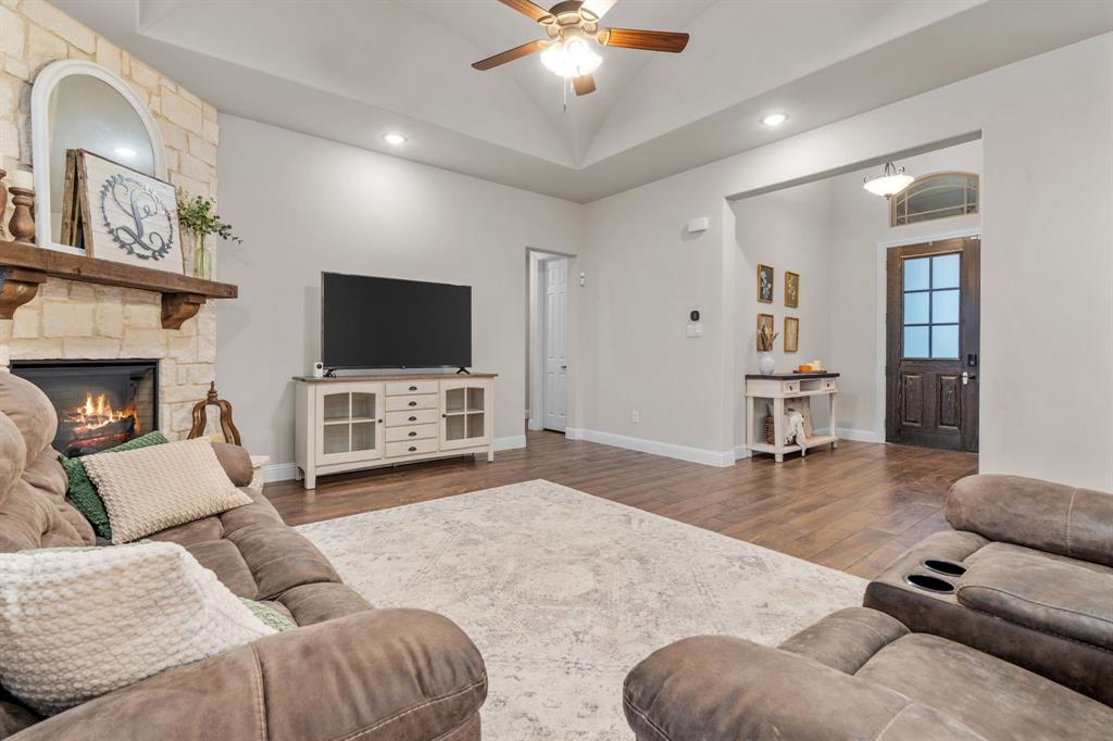 Waxahachie, Texas, 75165, United States, 4 Bedrooms Bedrooms, ,3 BathroomsBathrooms,Residential,For Sale,1981822