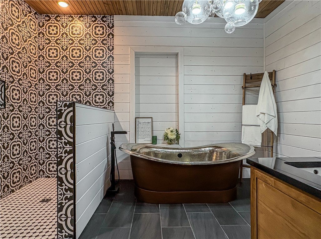 Berryville, Arkansas, 72616, United States, 3 Bedrooms Bedrooms, ,2 BathroomsBathrooms,Residential,For Sale,1994885