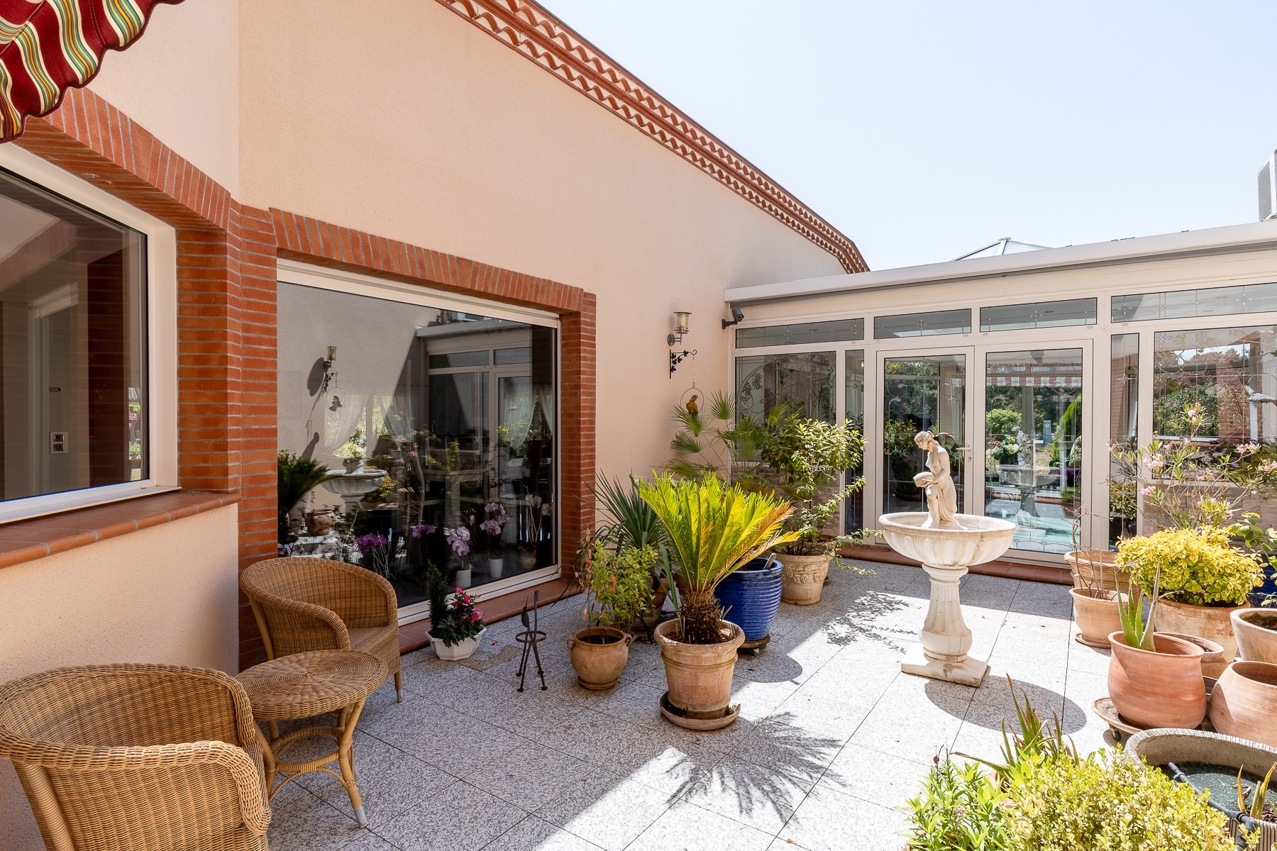  A superb, recently built property with exceptional features. - 物件實景