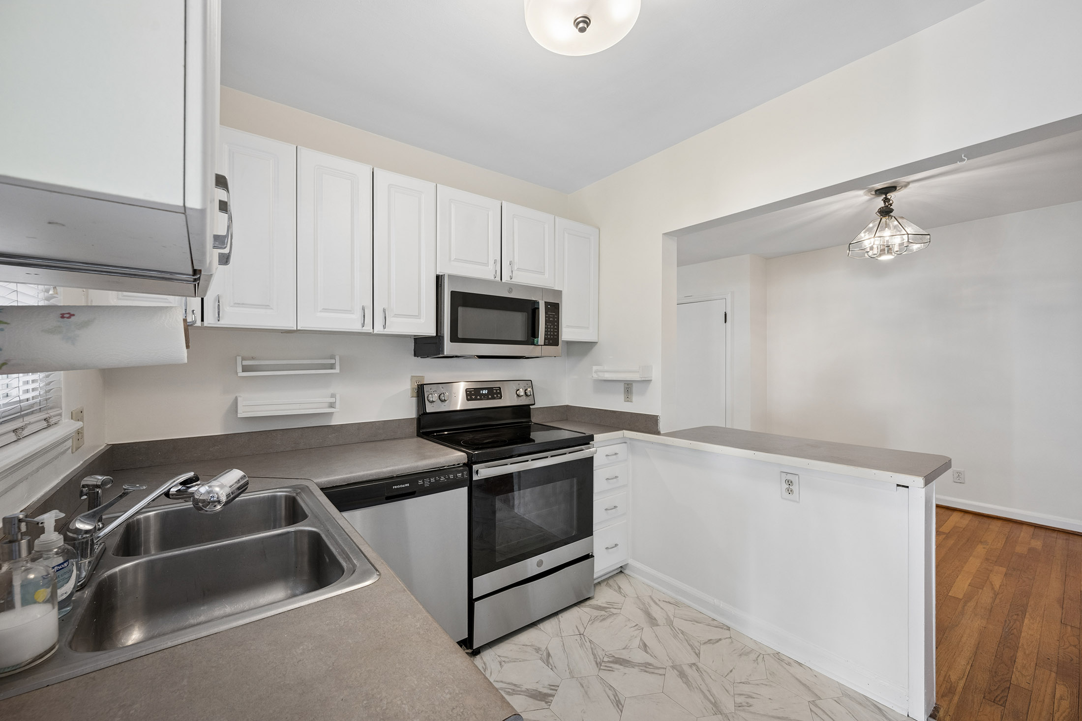  Beautifully Updated Brick Duplex Offers Rare Opportunity in the Heart of Decatur - 物件實景