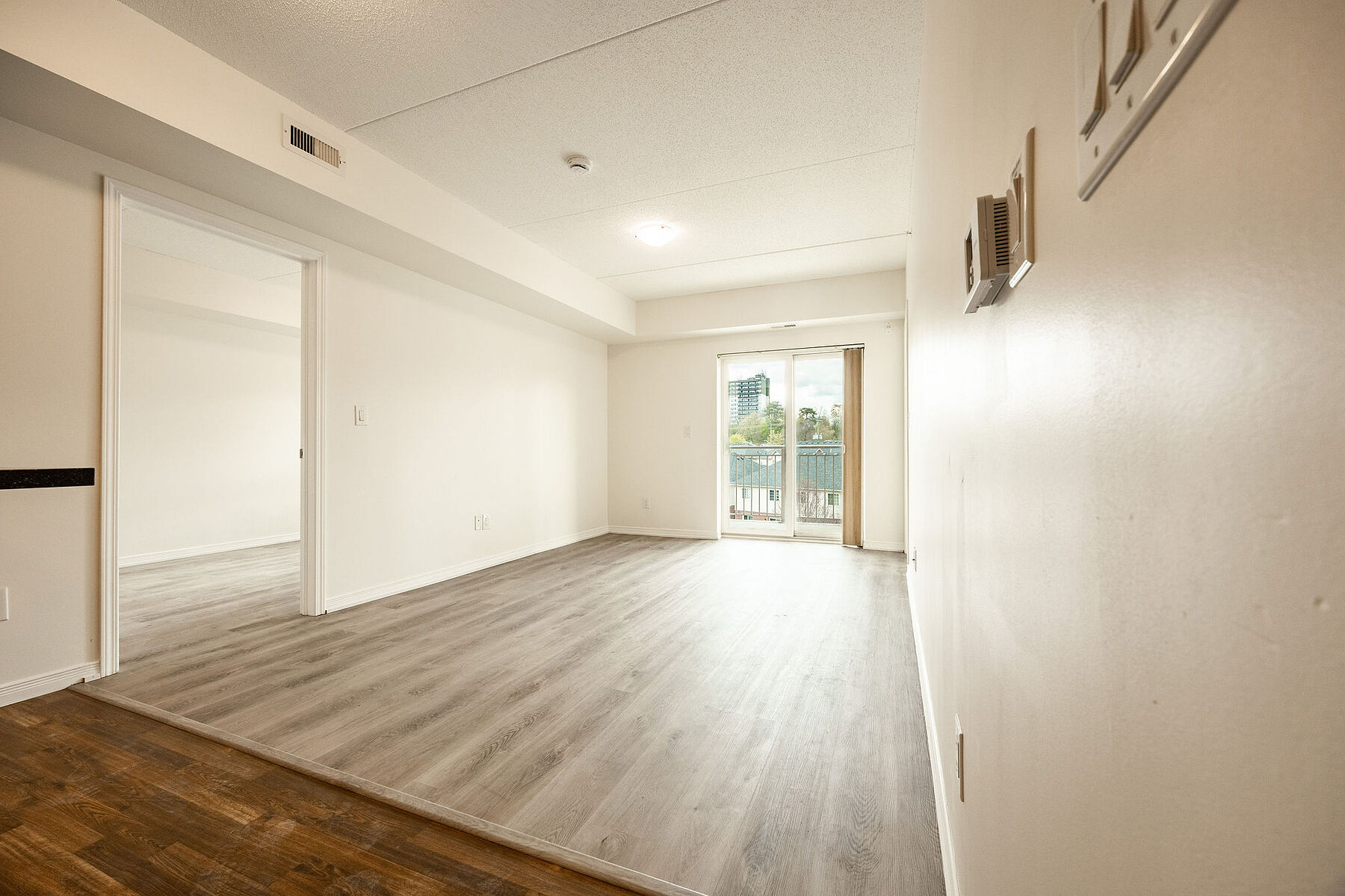  Open Concept Living Space - 物件實景