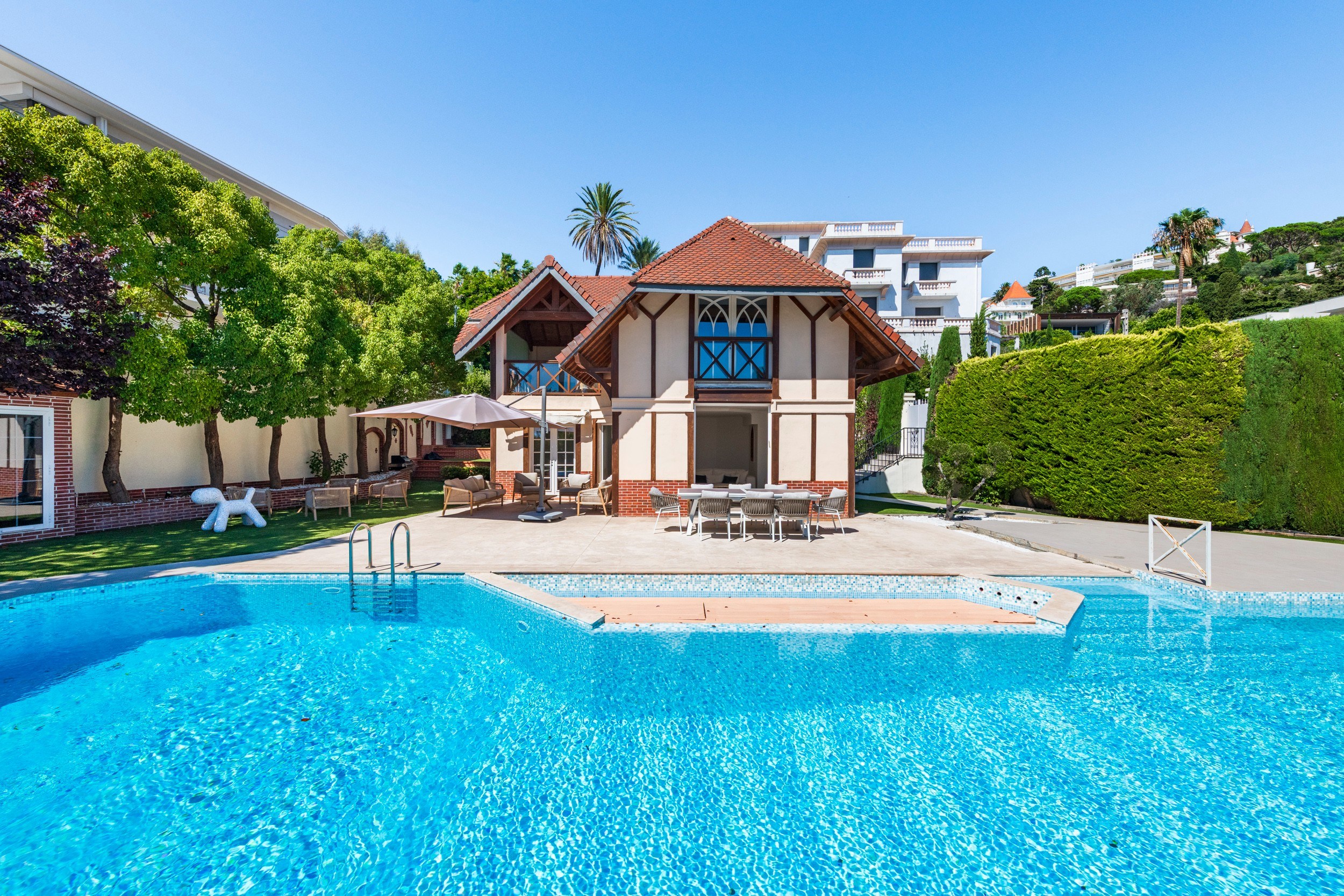  Cannes La Californie, six bedroom neo Norman residence with swimming pool - 物件實景