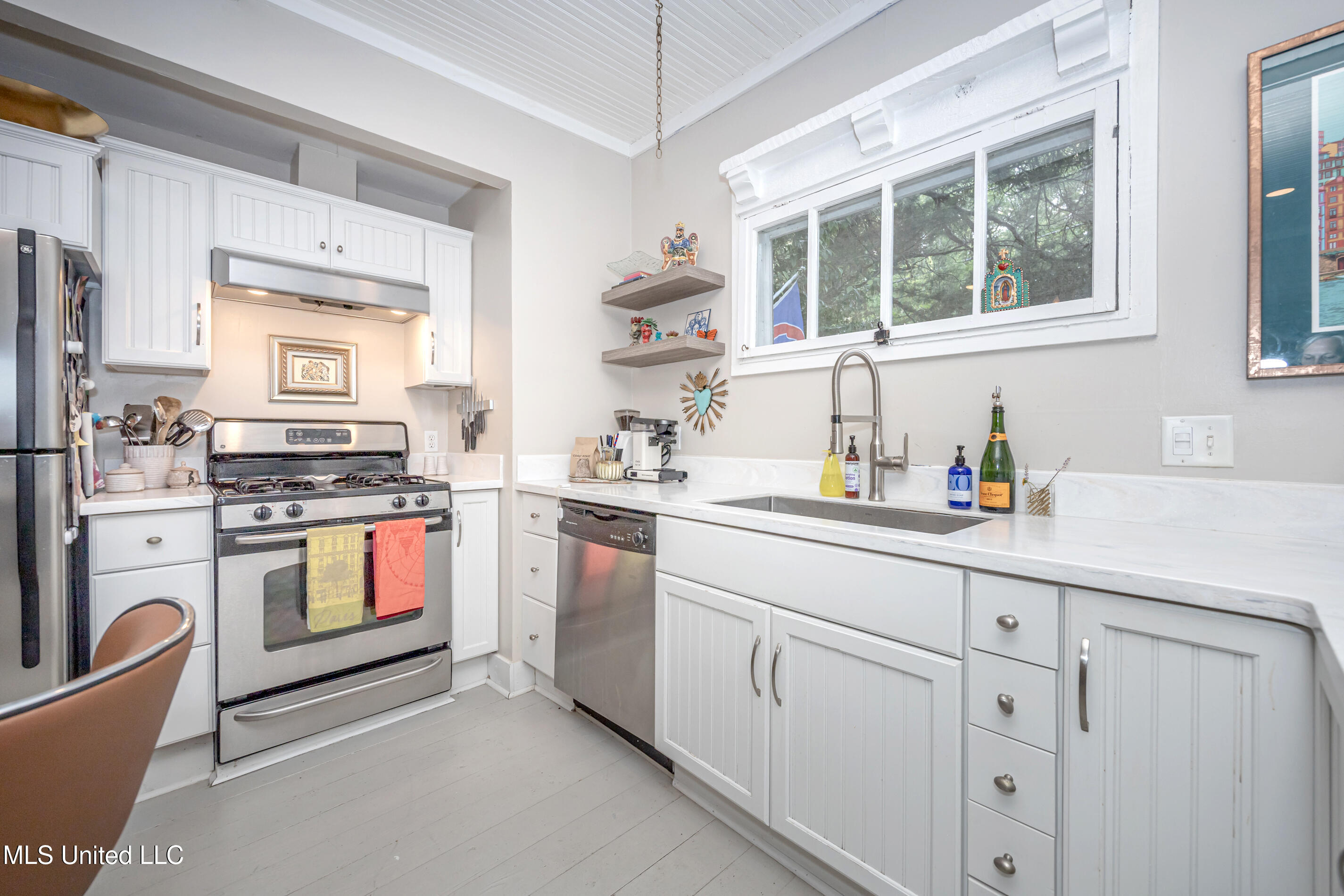 Ocean Springs, Mississippi, 39564, United States, 3 Bedrooms Bedrooms, ,2 BathroomsBathrooms,Residential,For Sale,1987573