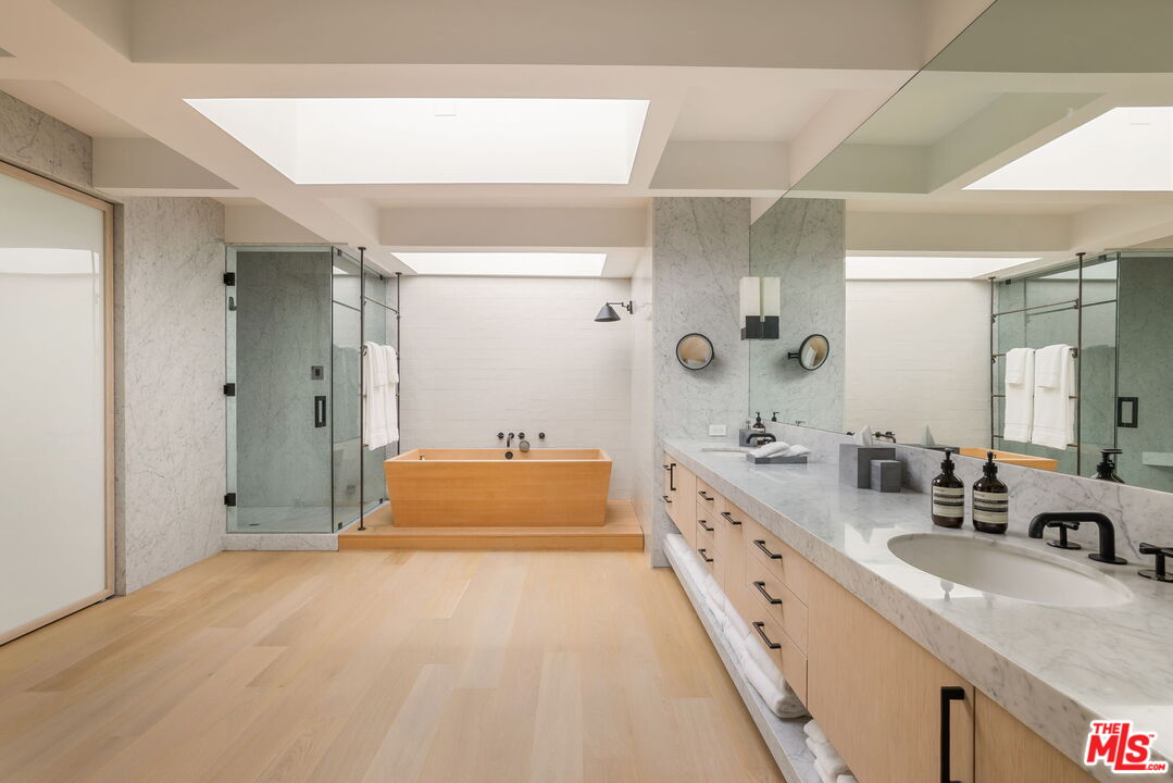 Los Angeles, California, 90049, United States, 5 Bedrooms Bedrooms, ,6 BathroomsBathrooms,Residential,For Sale,1950384
