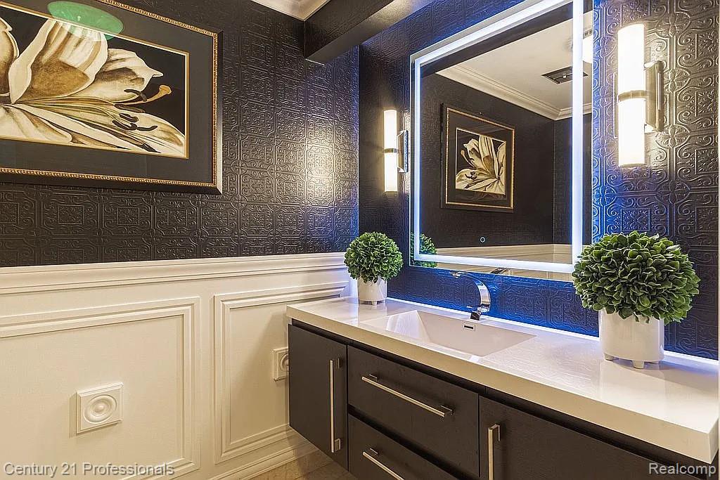 OrchardLake, Michigan, 48323, United States, 5 Bedrooms Bedrooms, ,5 BathroomsBathrooms,Residential,For Sale,1980200