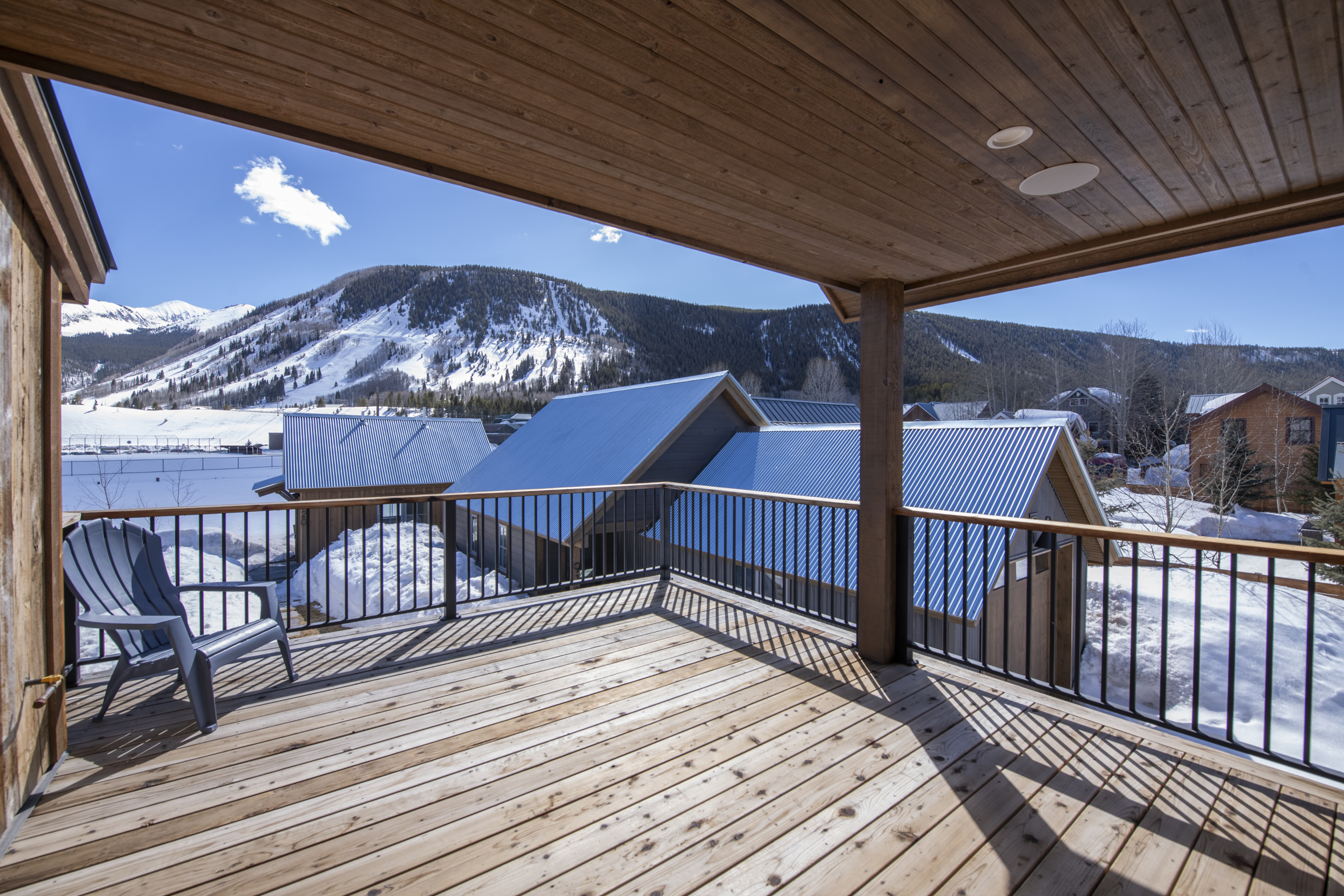  Big And Beautiful In The Desirable And Peaceful East End Of Town - 物件實景