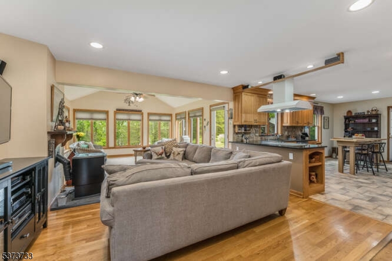 Columbia, New Jersey, 07832, United States, 3 Bedrooms Bedrooms, ,3 BathroomsBathrooms,Residential,For Sale,1977170