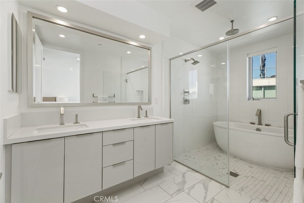 Newport Beach, California, 92663, United States, 2 Bedrooms Bedrooms, ,3 BathroomsBathrooms,Residential,For Sale,1989399