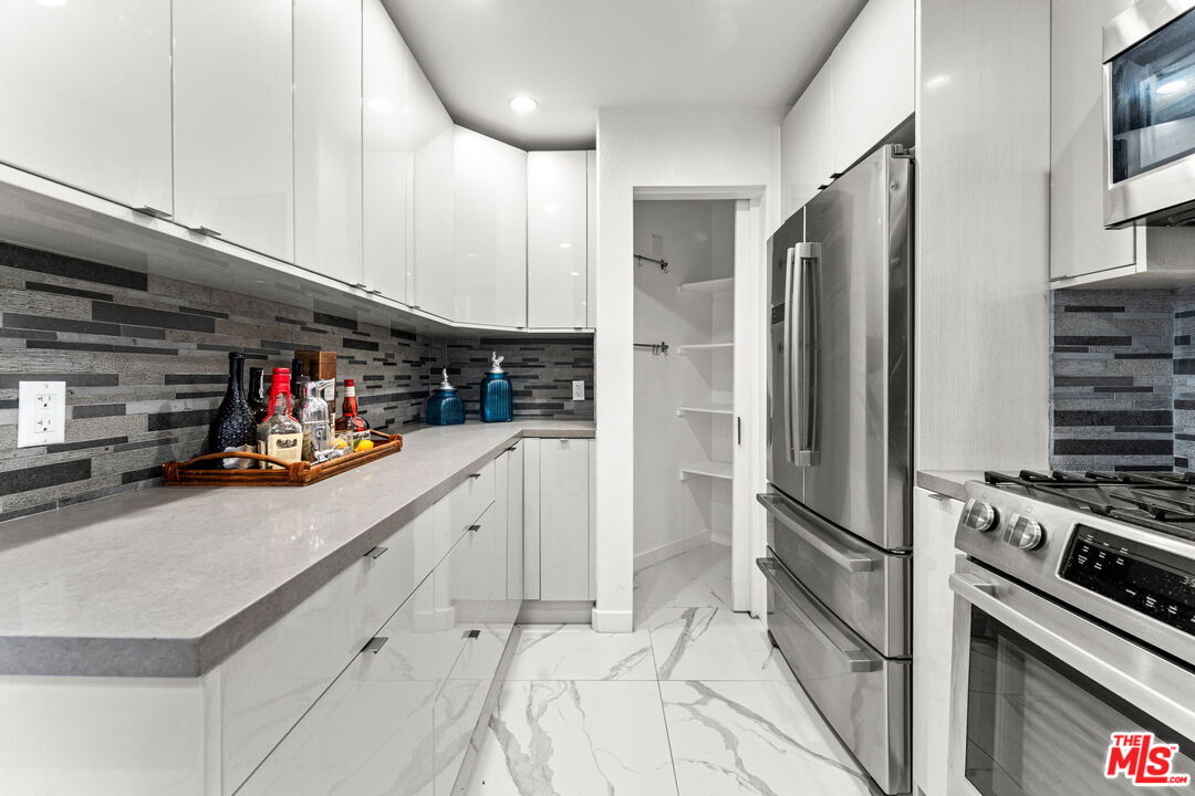 Los Angeles, California, 90049, United States, 2 Bedrooms Bedrooms, ,3 BathroomsBathrooms,Residential,For Sale,2003459