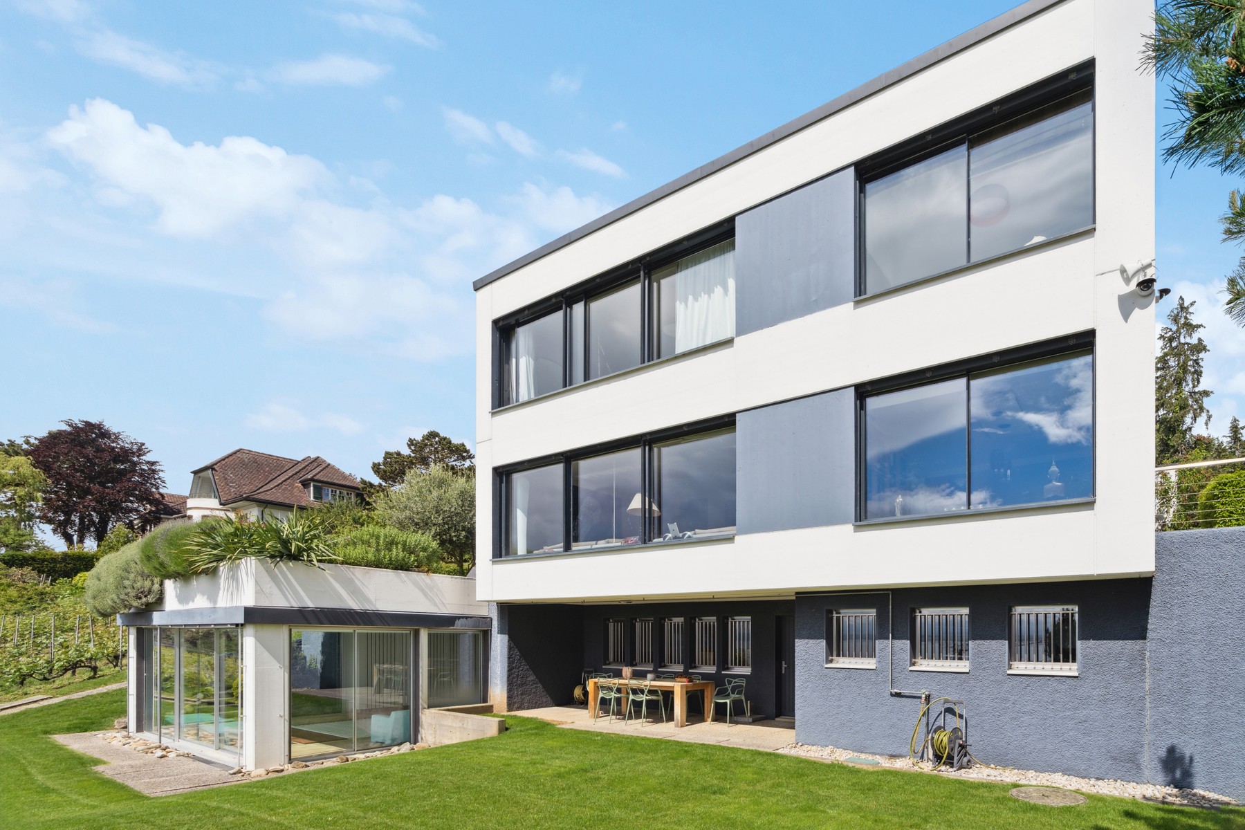  Contemporary villa with panoramic lake views and an indoor pool - 物件實景