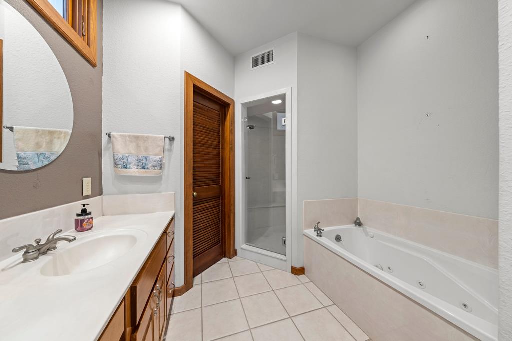 Kerrville, Texas, 78028, United States, 3 Bedrooms Bedrooms, ,5 BathroomsBathrooms,Residential,For Sale,1930958