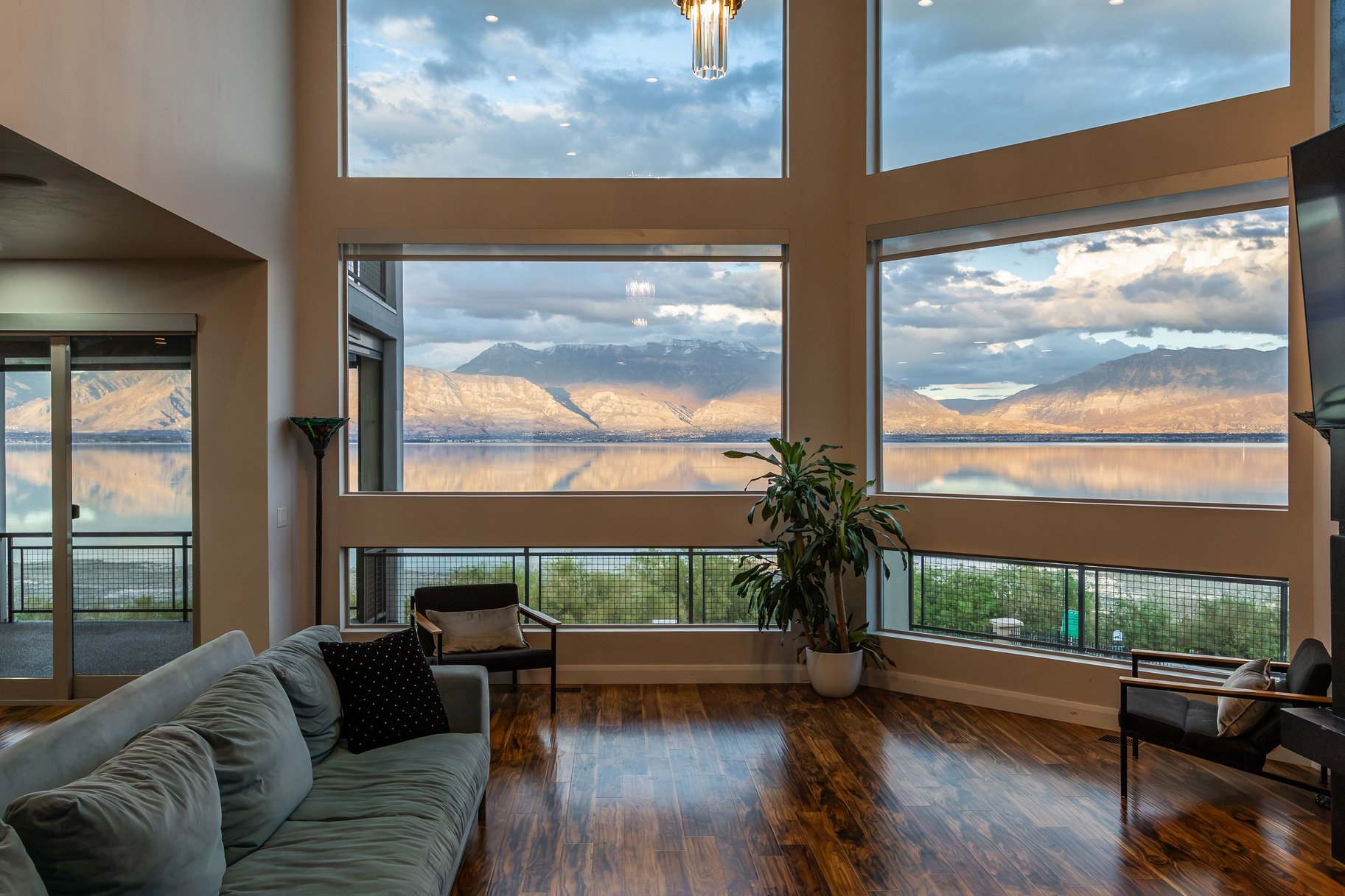  Modern Lakefront Retreat with Breathtaking Lake and Mountain Views - 物件實景