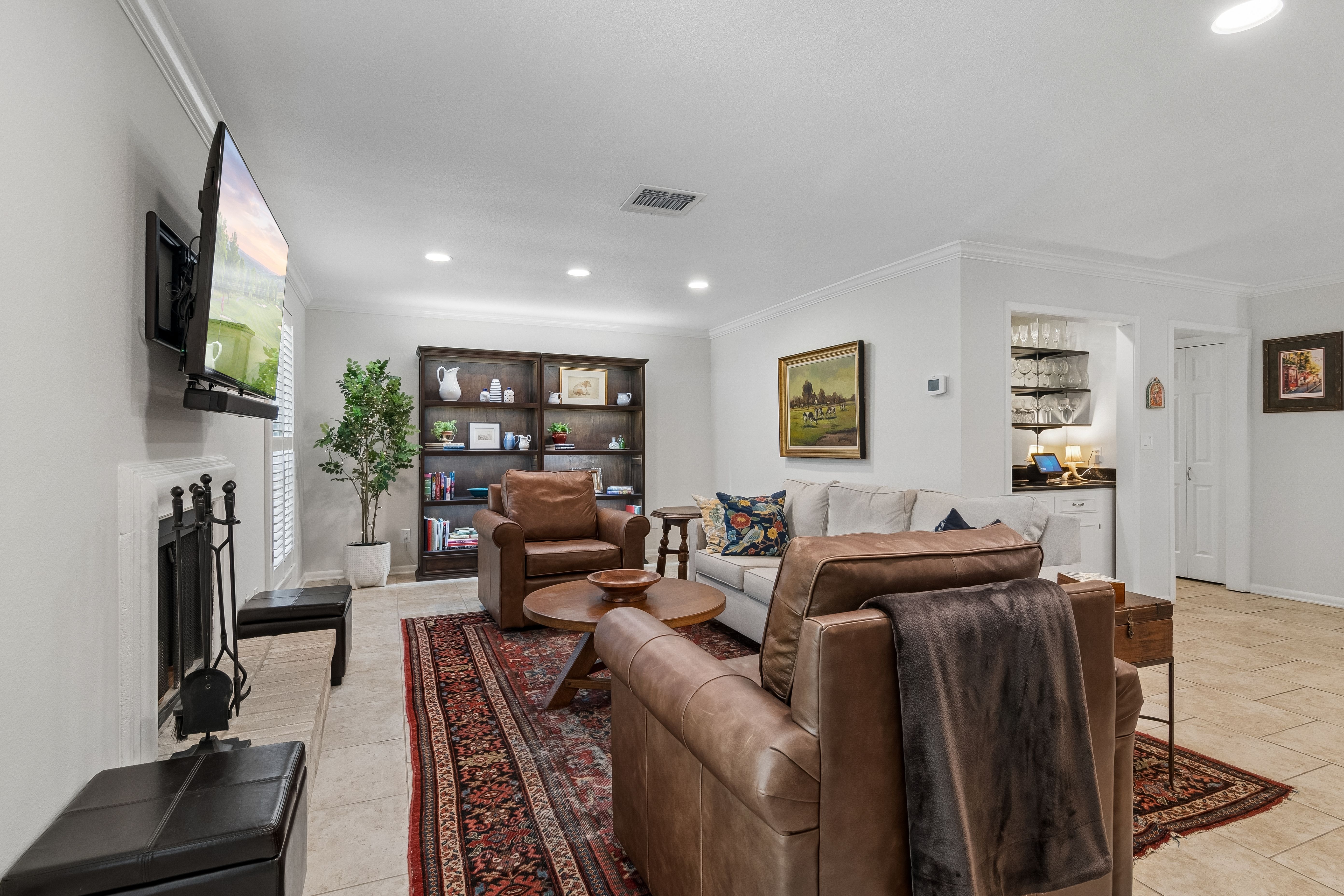  Move-In Ready Condo with Fireplace - 物件實景