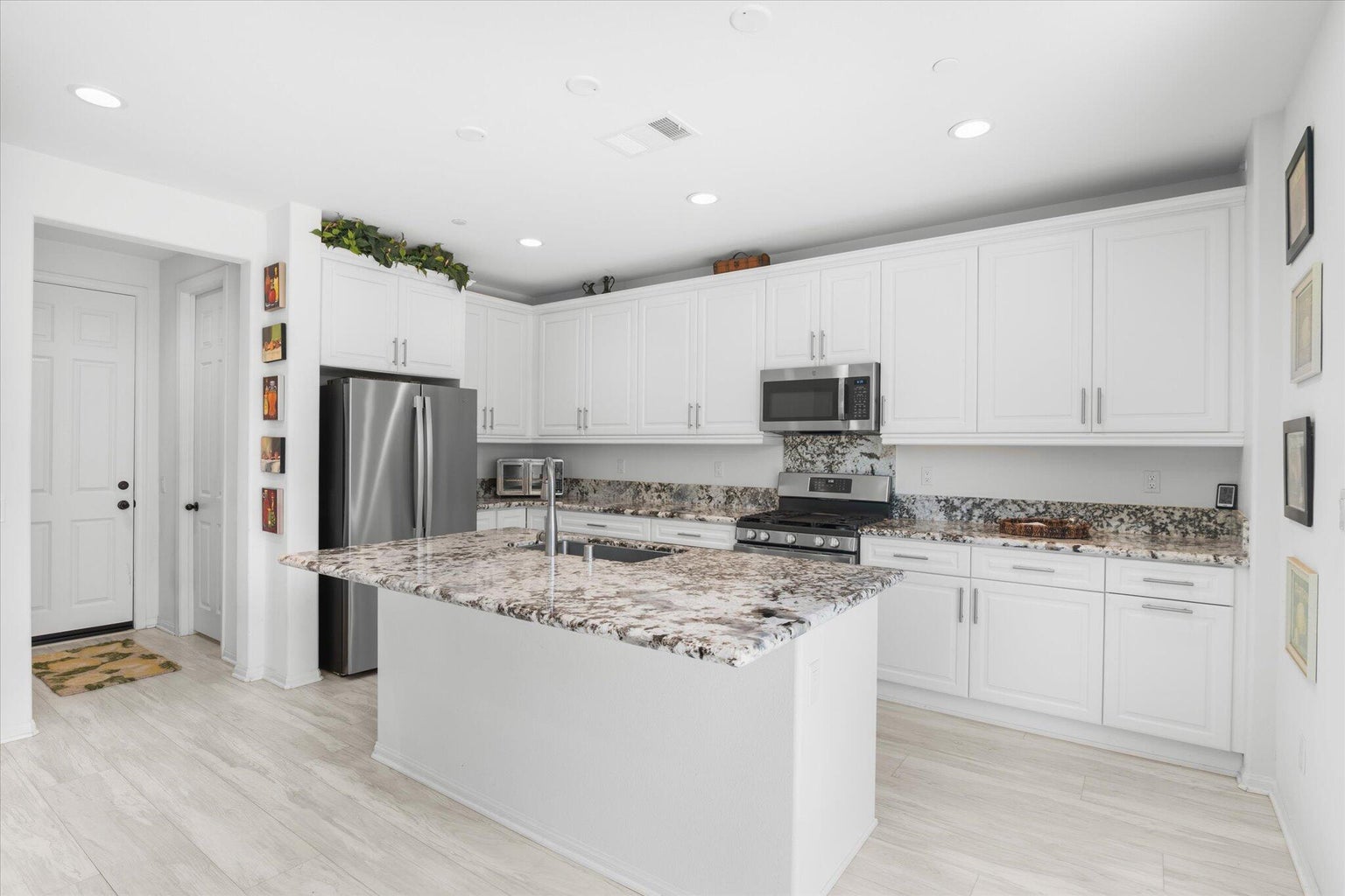 Lake Elsinore, California, 92530, United States, 3 Bedrooms Bedrooms, ,2 BathroomsBathrooms,Residential,For Sale,2007518