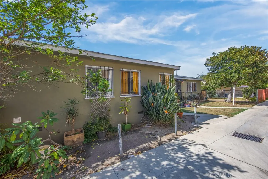 Los Angeles, California, 90016, United States, 4 Bedrooms Bedrooms, ,2 BathroomsBathrooms,Residential,For Sale,1979320