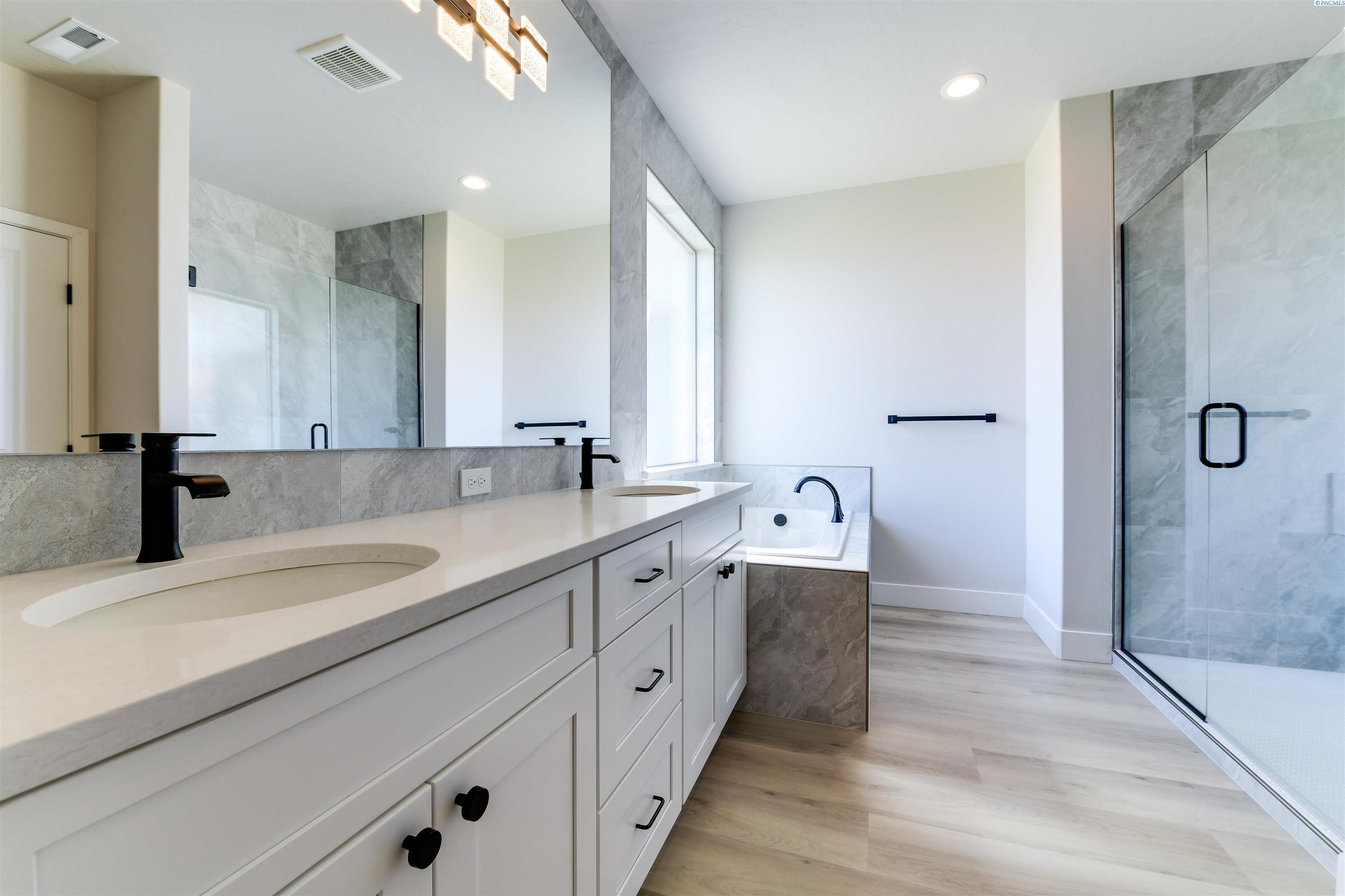 Richland, Washington, 99352, United States, 3 Bedrooms Bedrooms, ,2 BathroomsBathrooms,Residential,For Sale,1898474