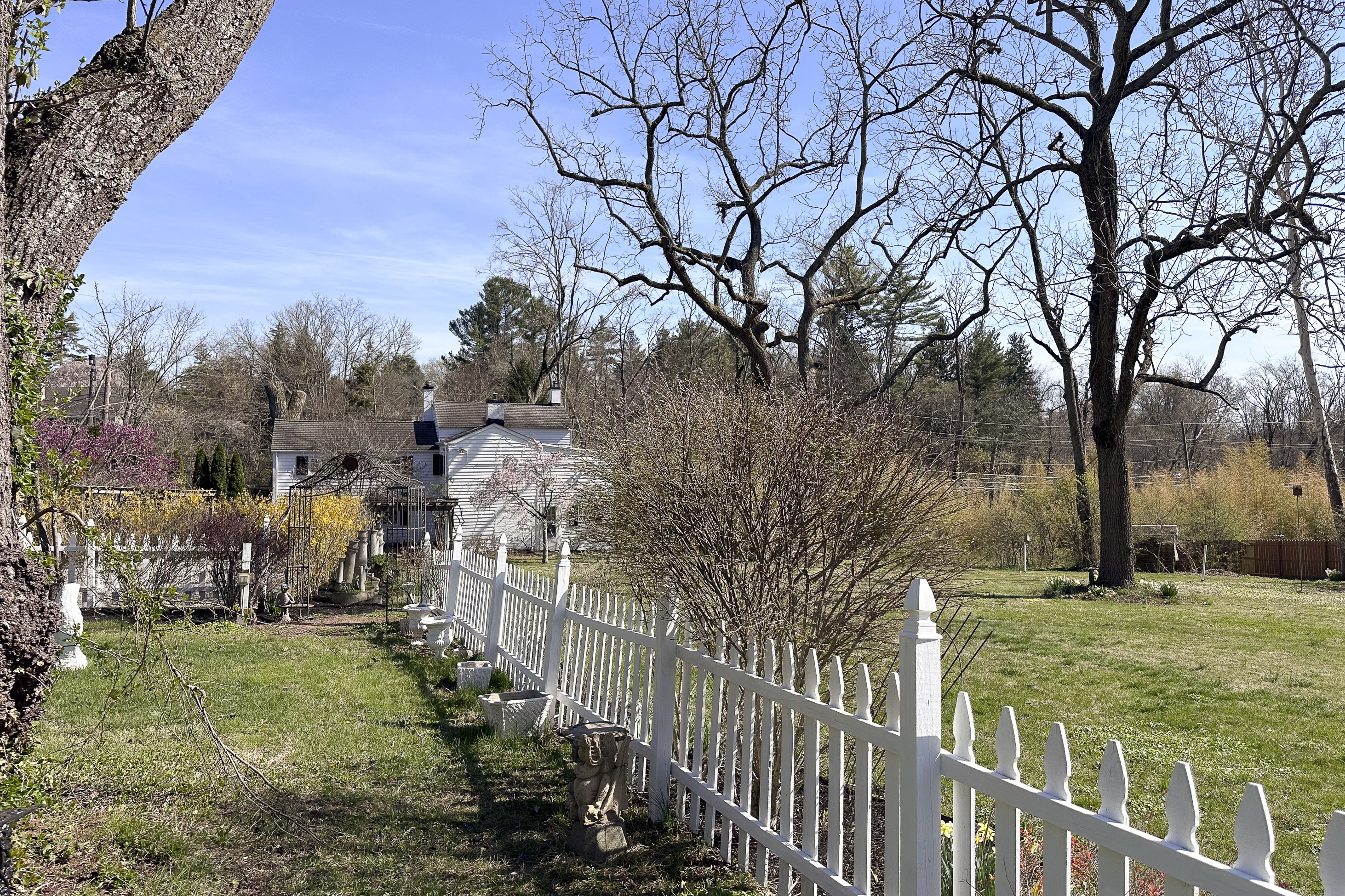  18th Century Charm and Captivating Grounds Edging Stony Brook - 物件實景