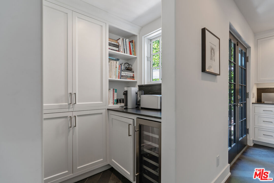 Los Angeles, California, 90020, United States, 5 Bedrooms Bedrooms, ,5 BathroomsBathrooms,Residential,For Sale,1939583