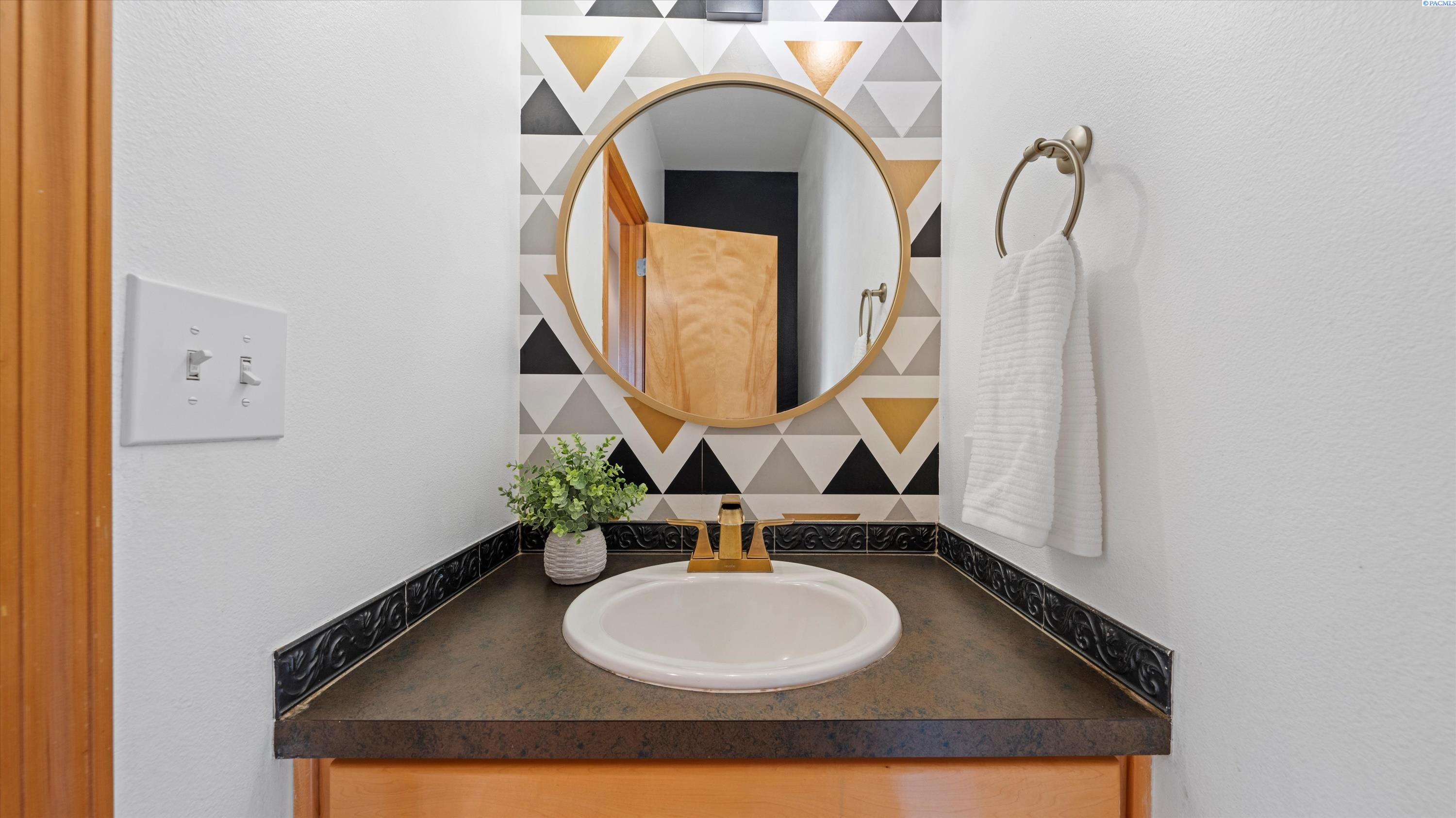 Richland, Washington, 99352, United States, 4 Bedrooms Bedrooms, ,3 BathroomsBathrooms,Residential,For Sale,1940830