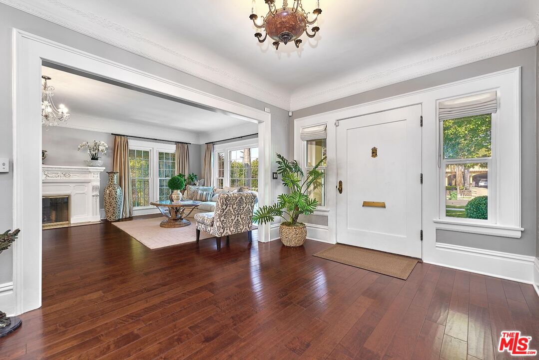 Los Angeles, California, 90005, United States, 5 Bedrooms Bedrooms, ,6 BathroomsBathrooms,Residential,For Sale,1907226