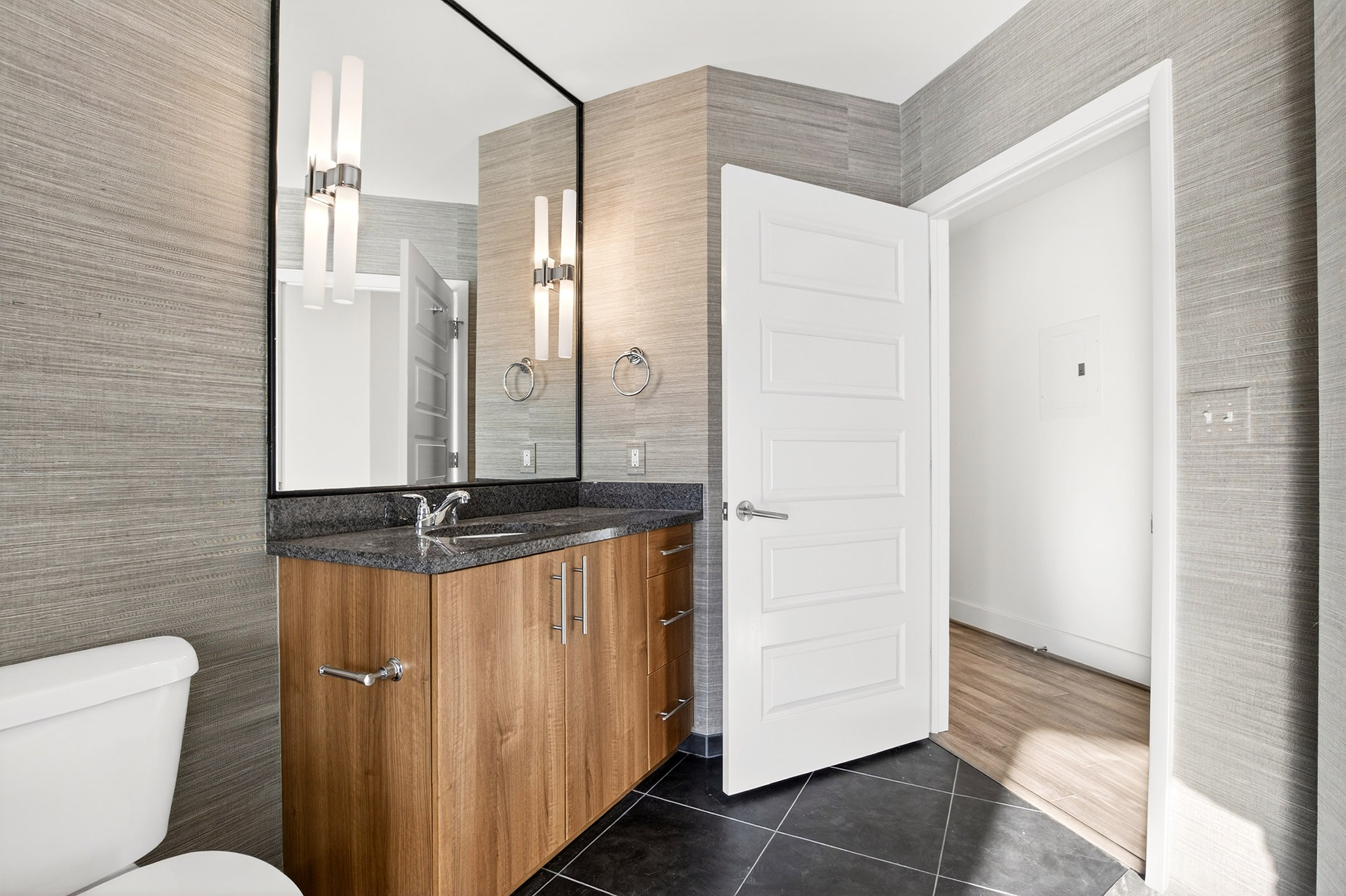  Iconic Intown Living at 1010 Midtown - 物件實景