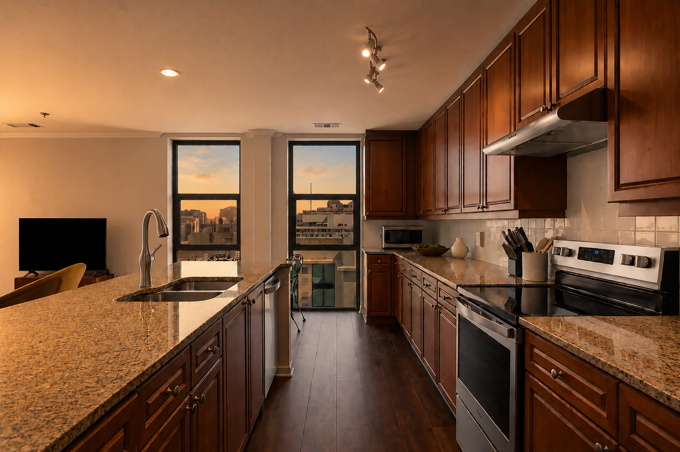  Top Floor Living, Sweeping City Views and Midtown at Your Doorstep - 物件實景