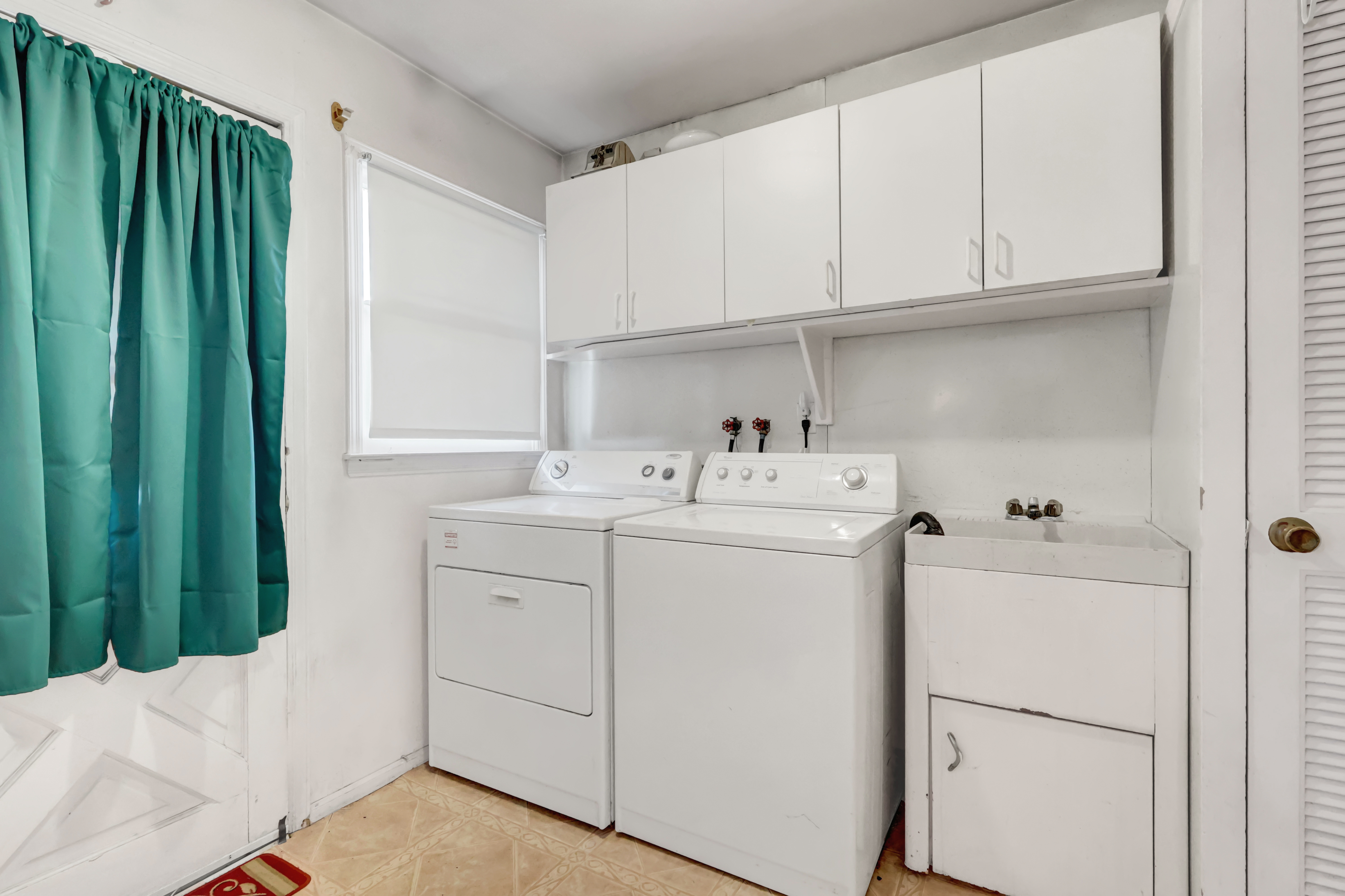 West Babylon, New York, 11704, United States, 3 Bedrooms Bedrooms, ,3 BathroomsBathrooms,Residential,For Sale,1977604