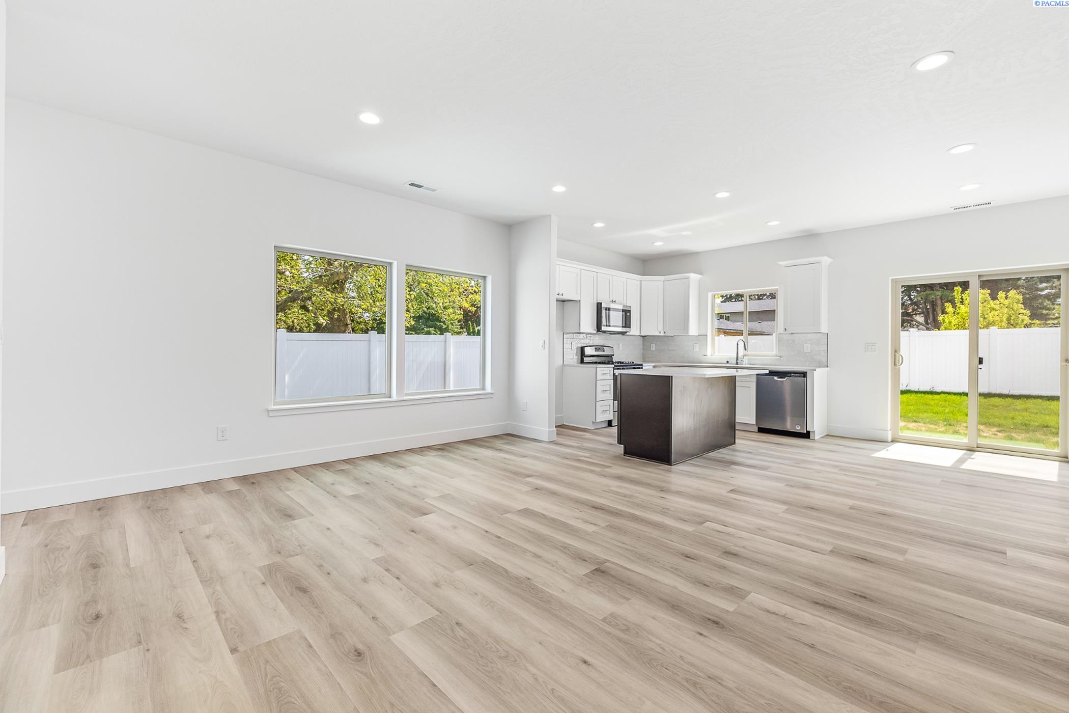 Kennewick, Washington, 99337, United States, 6 Bedrooms Bedrooms, ,Residential,For Sale,1796144