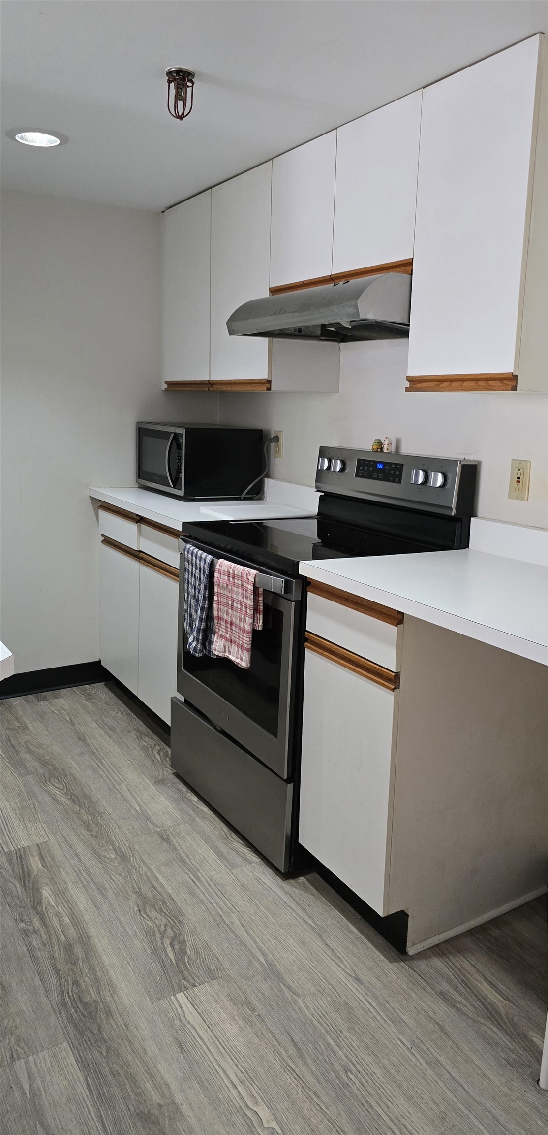 Portsmouth, New Hampshire, 03801, United States, 2 Bedrooms Bedrooms, ,1 BathroomBathrooms,Residential,For Sale,1838019