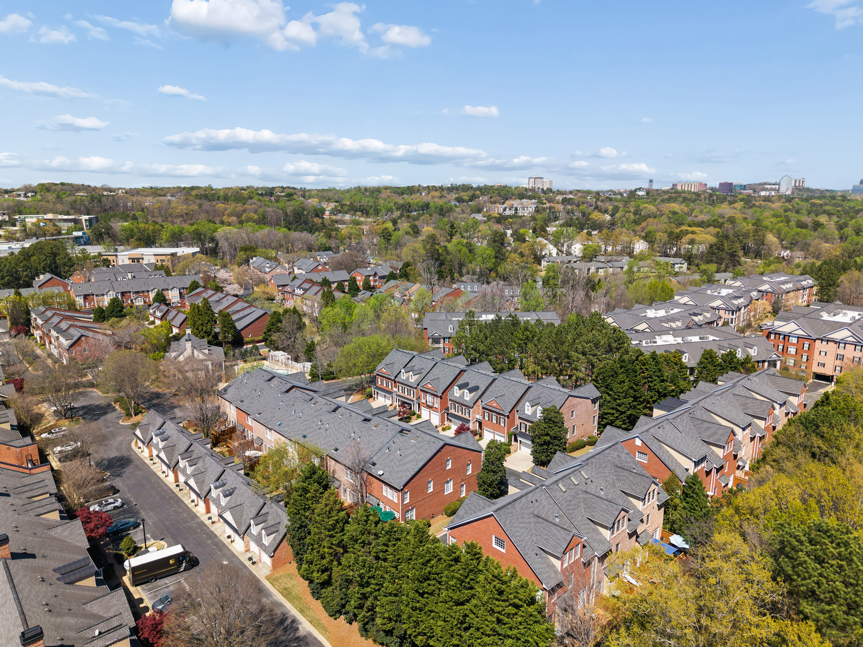  Elegant and Light-filled Townhome in Gated Olde Ivy at Vinings Community - 物件實景