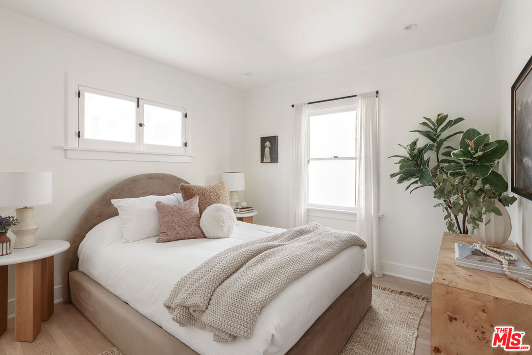 Los Angeles, California, 90036, United States, 2 Bedrooms Bedrooms, ,2 BathroomsBathrooms,Residential,For Sale,2003029