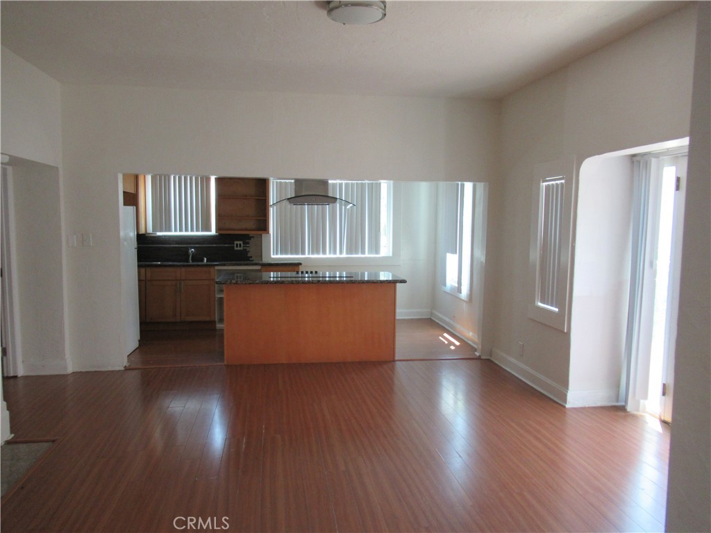 Los Angeles, California, 90018, United States, 4 Bedrooms Bedrooms, ,2 BathroomsBathrooms,Residential,For Sale,1941625