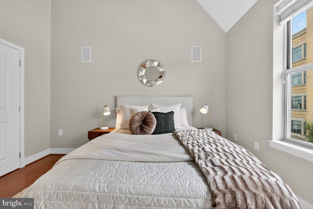 Arlington, Virginia, 22201, United States, 2 Bedrooms Bedrooms, ,2 BathroomsBathrooms,Residential,For Sale,1927773