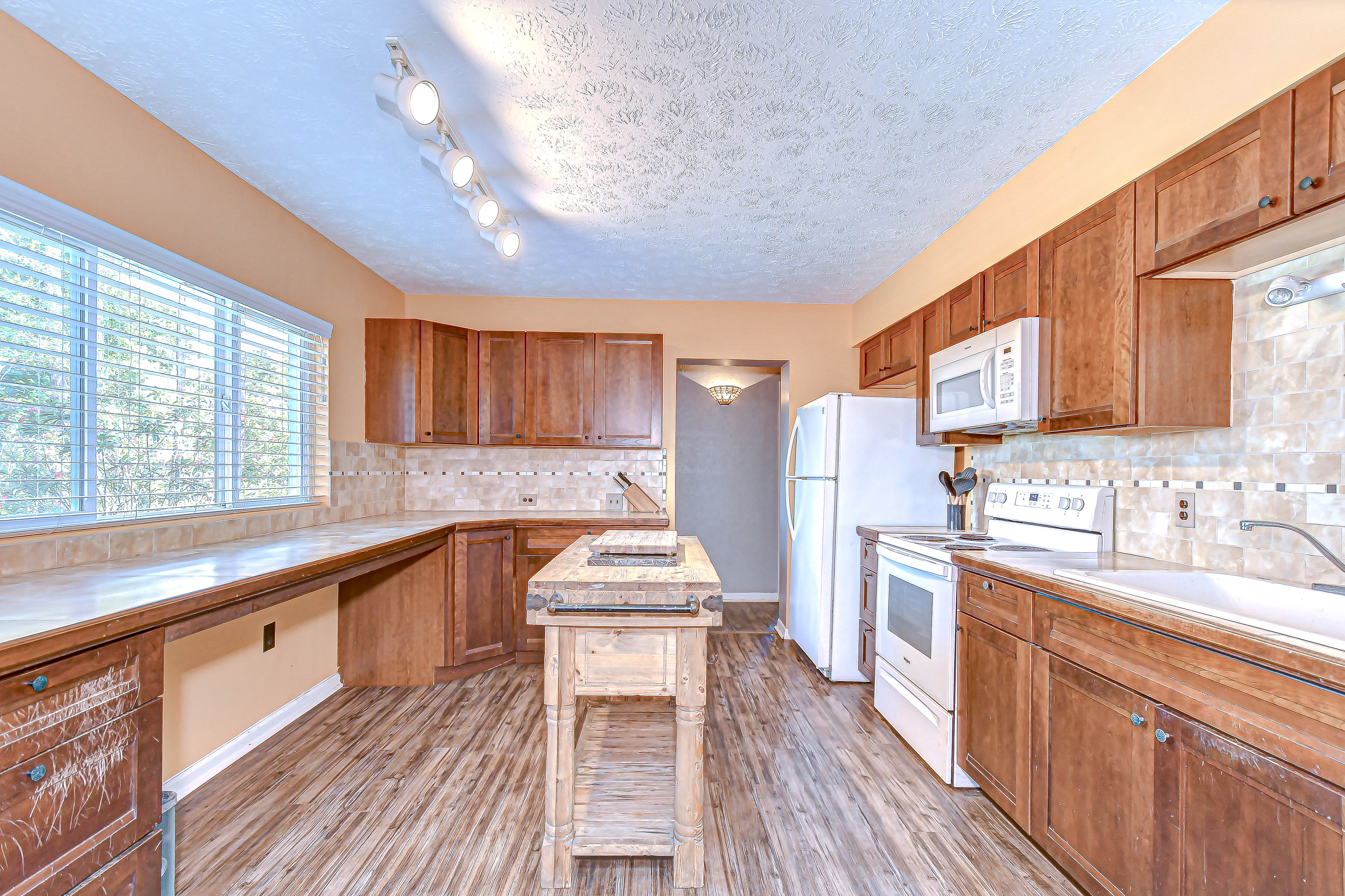 Dade City, Florida, 33523, United States, 4 Bedrooms Bedrooms, ,3 BathroomsBathrooms,Residential,For Sale,1873323