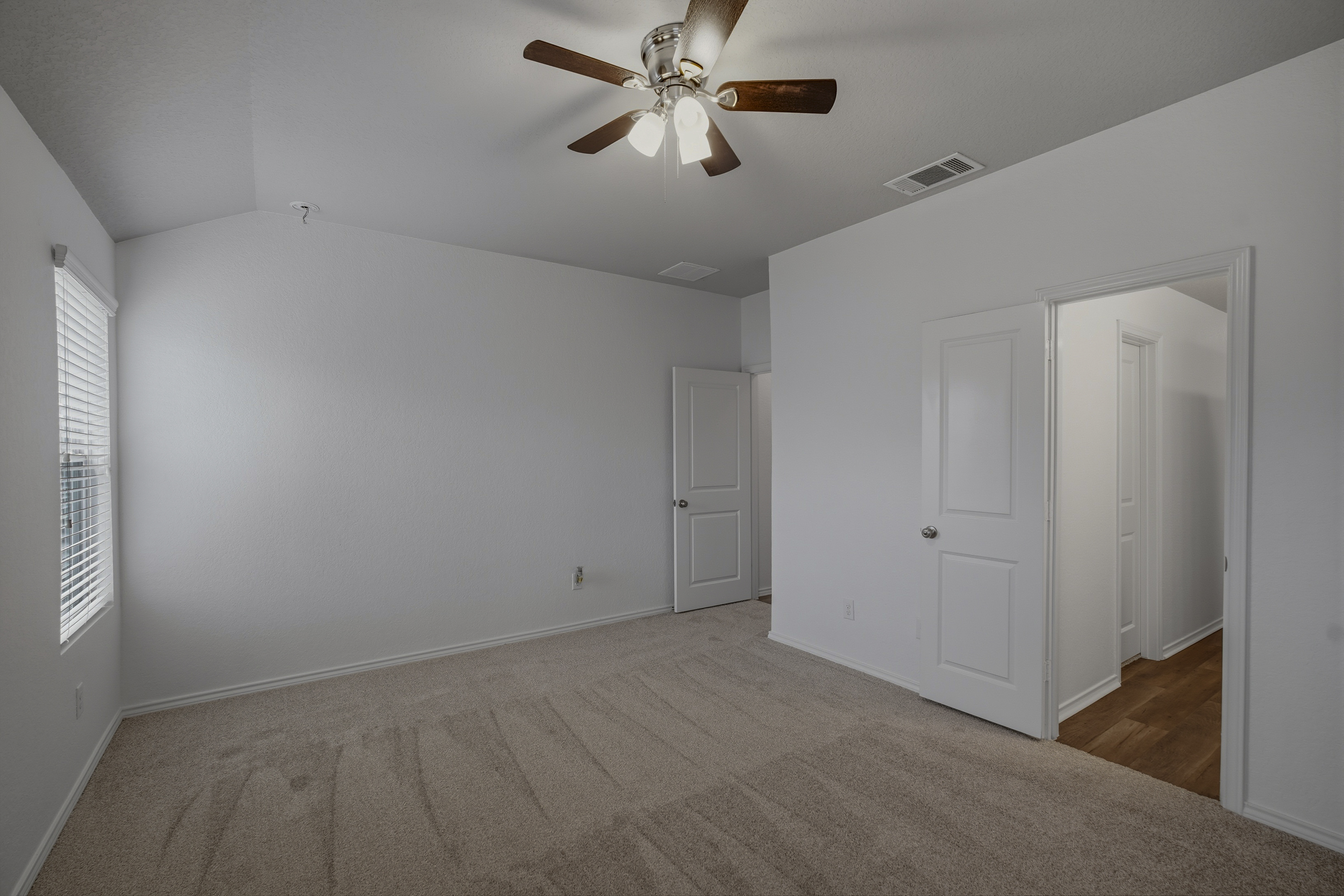  Beautifully Updated With Open Concept - 物件實景