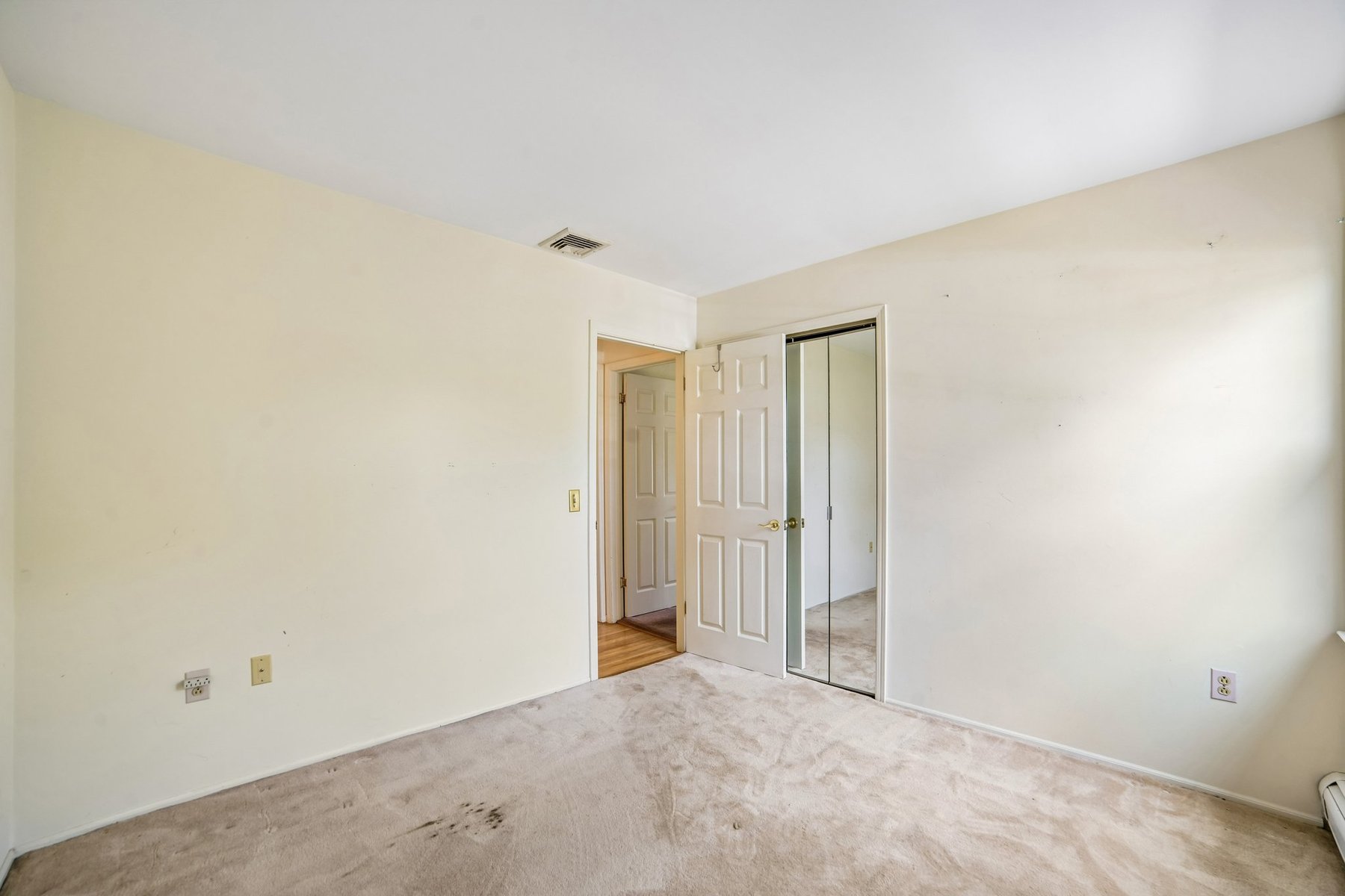  ?Oak Park? Bi-Level Provides Space Location and Long-Term Value - 物件實景