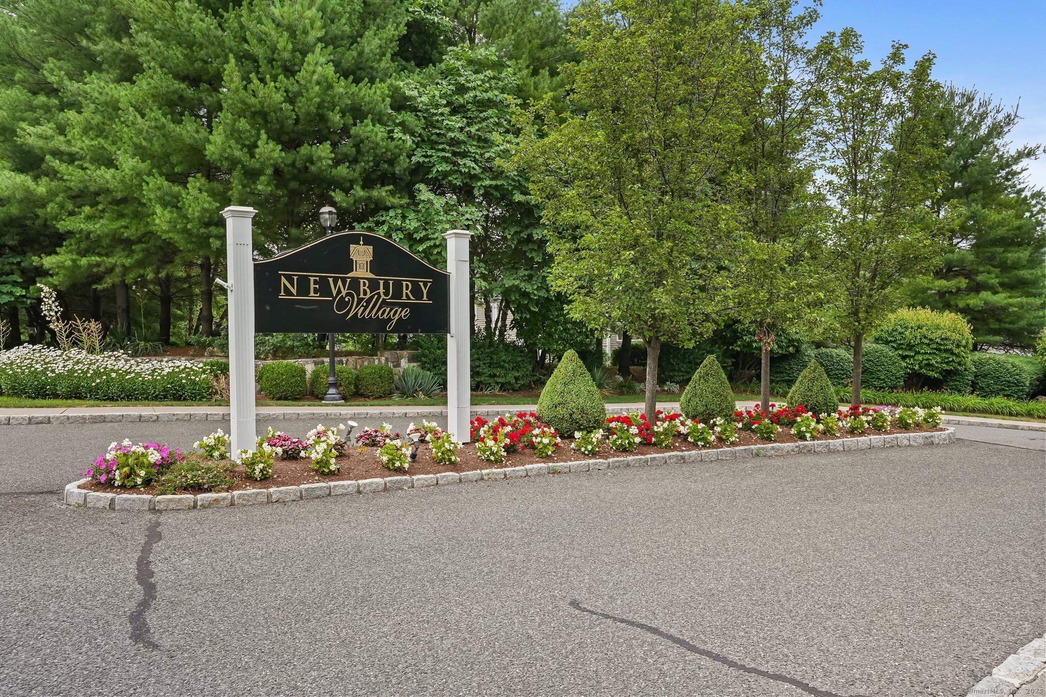 Brookfield, Connecticut, 06804, United States, 2 Bedrooms Bedrooms, ,4 BathroomsBathrooms,Residential,For Sale,1890460