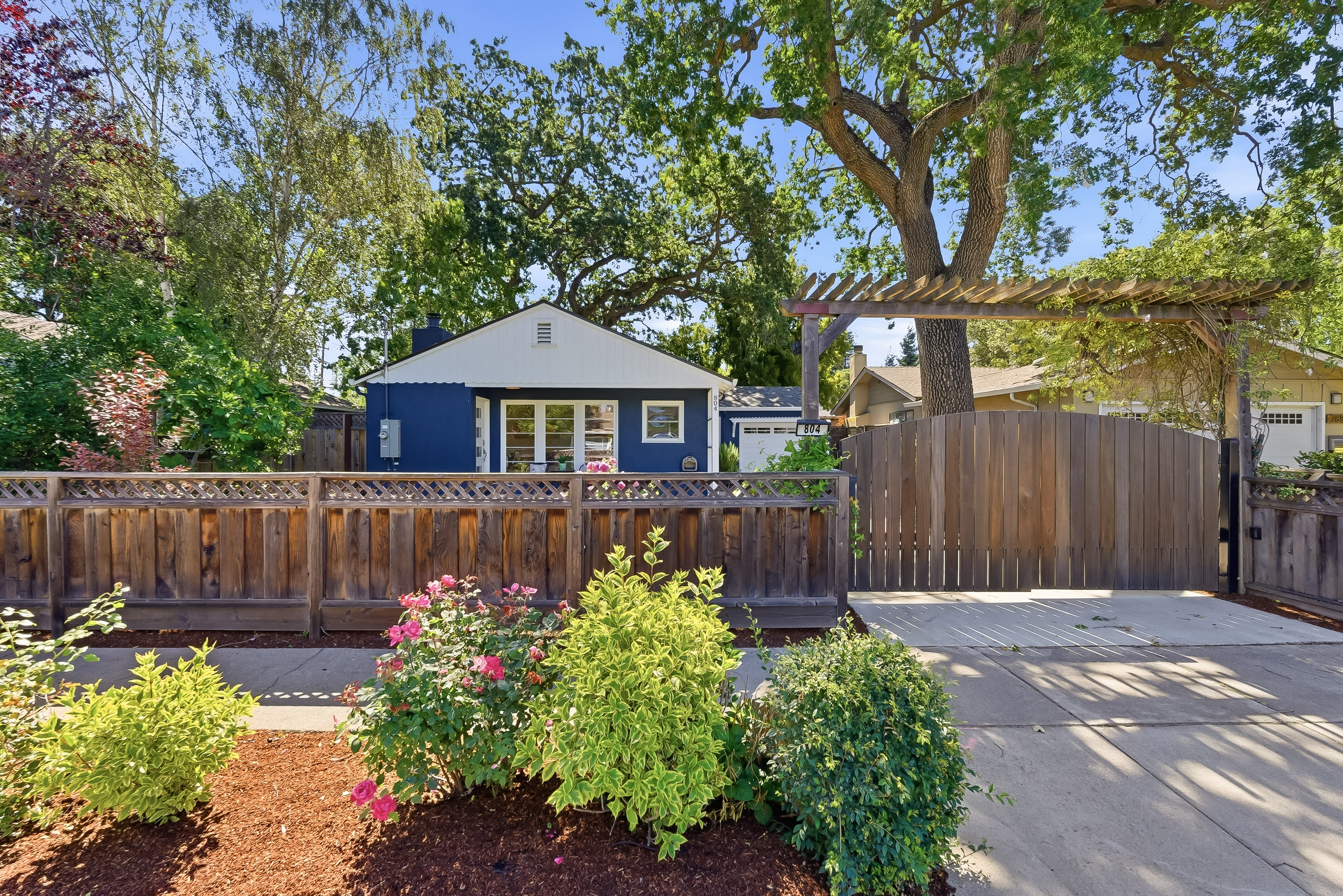  Modern Comfort & Backyard Bliss in North Fair Oaks - 物件實景