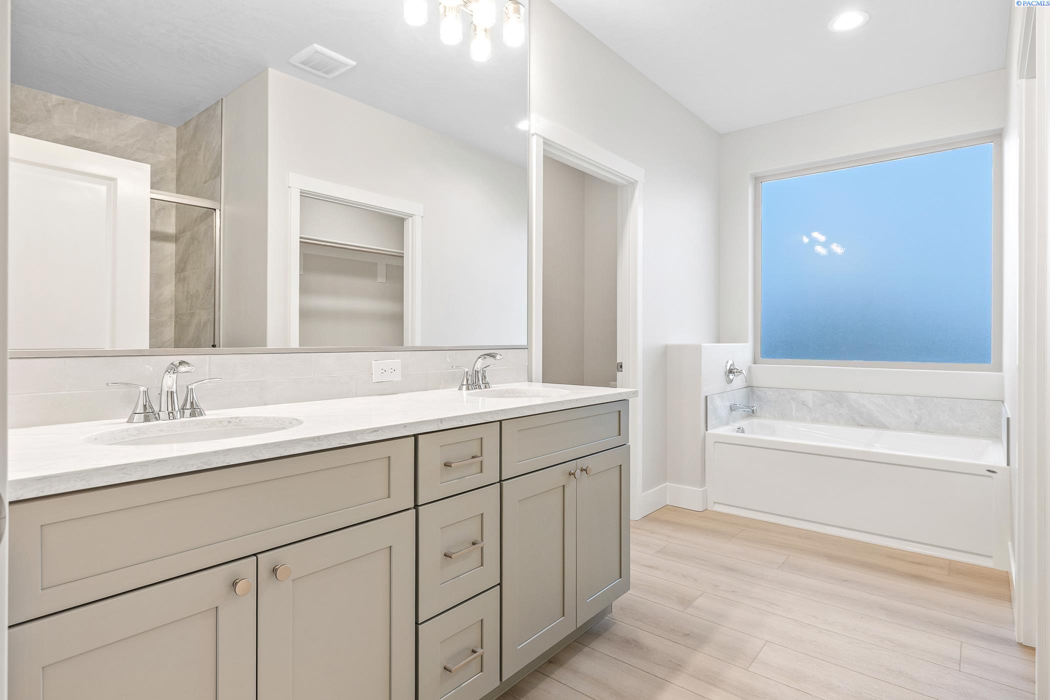 Kennewick, Washington, 99338, United States, 4 Bedrooms Bedrooms, ,2 BathroomsBathrooms,Residential,For Sale,1987872